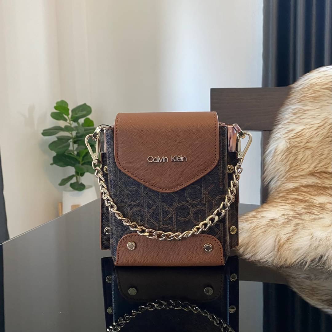 CALVIN KLEIN JEANS crossbody bag กระเป๋าถือหรือสะพาย ลายซิกเนเจอร์แบรนด์ทั้งใบ เปิด-ปิดกระเป๋าด้วยกระดุมแม่เหล็ก ด้านในแบ่งเป็น 2 ช่องหลัก และมีช่องเล็กใส่ของจุกจิก ซับในลายแบรนด์อย่างดี มาพร้อมสายสะพายยาวปรับระดับได้ฟรีไซต์ สามารถใช้ได้หลากหลายโอกาสค่ะ