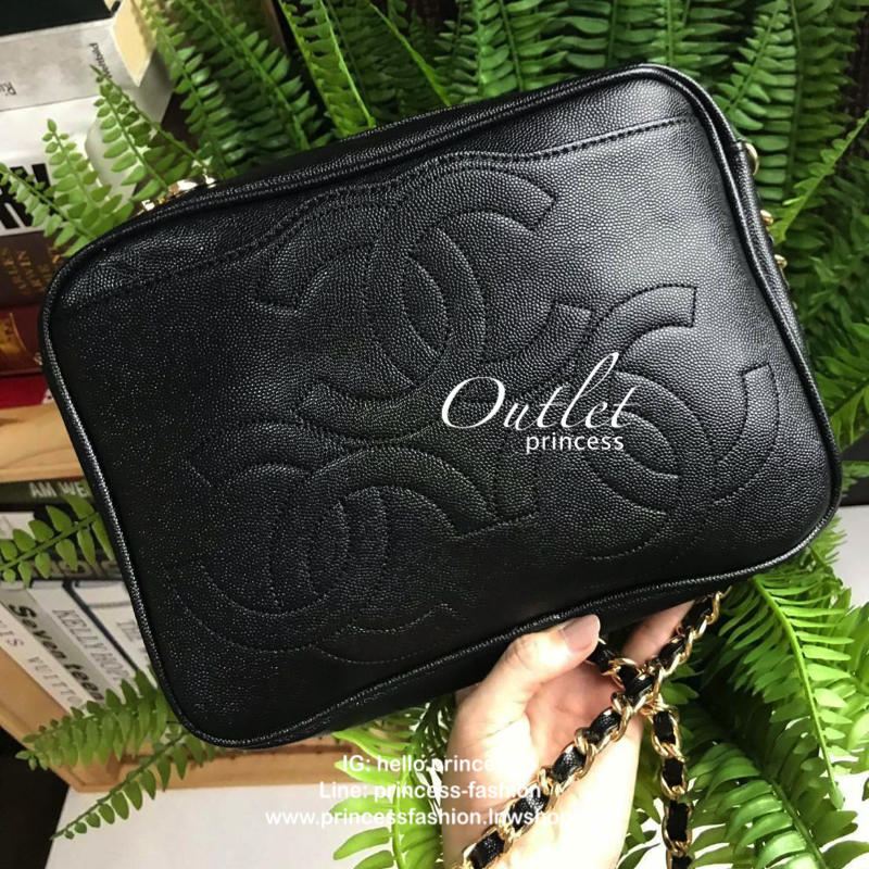 Chanel Shoulder Bag With Chain VIP Gift With Purchase (GWP) รุ่น Limited พรีเมี่ยมกิ้ฟ Chanel Perfume Counter ทรงเหลี่ยมขนาดกำลังดีวัสดุหนังคาเวียร์สวยหรูอยู่ทรง เปิดปิดด้วยซิปหัวซิปแบรนด์ ด้านหน้าปั้มโลโก้แบรนด์ ภายในมีโลโก้และช่องซิป ใส่กระเป๋าสตางค์ใบย
