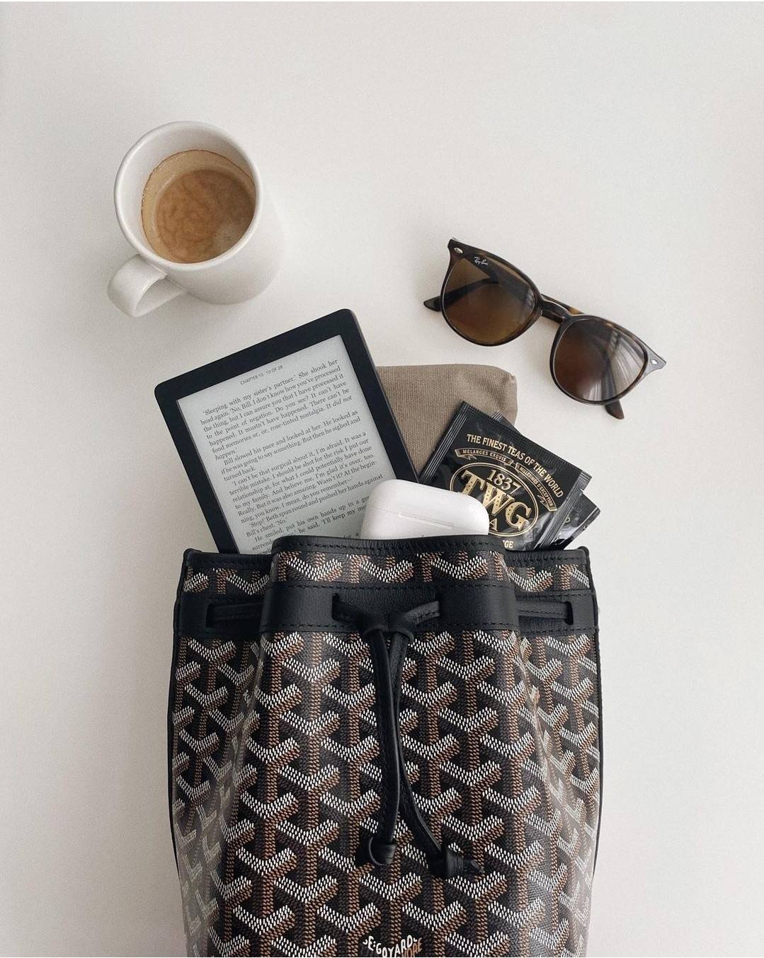 GOYARD PETITE FLOT BUCKET BAG กระเป๋าสะพายทรงบัคเก็ต ที่ดีไซน์สะดวกต่อชีวิตมาก รูปทรงคลาสสิค ดีไซน์เป็นเอกลักษณ์ สดใสทุกสี ดูผู้ดีในตัว วัสดุหนังแคนวาสพิมพ์ลายสวยคม ปากกระเป๋ารูดเปิด-ปิดได้ตามชอบ ภายในเป็นช่องโล่ง ใส่กระเป๋าสตางค์ มือถือ ได้ครบถ้วน มาพร้อ