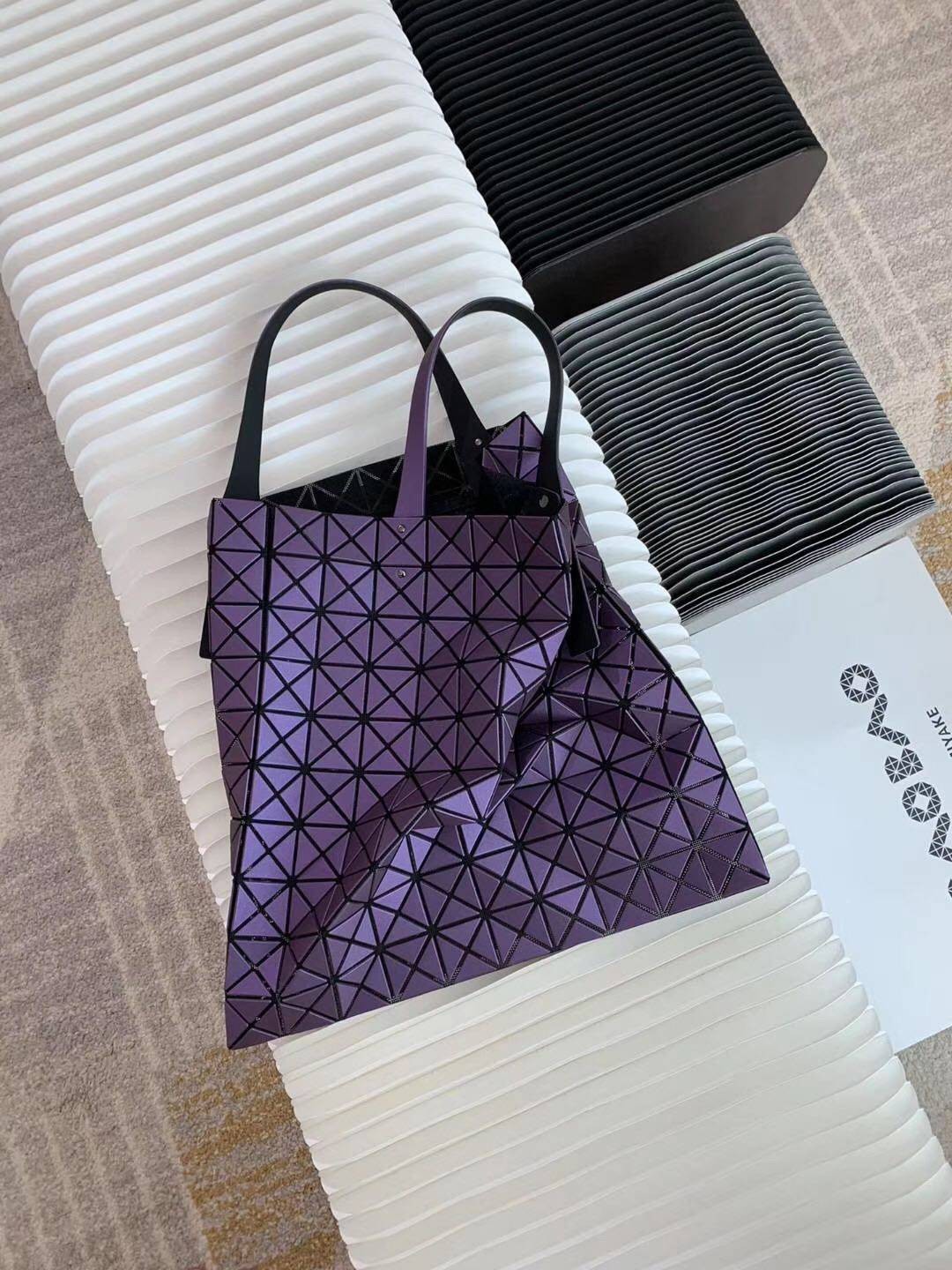 BAOBAO ISSEY MIYAKE 10x10 BLOCK TOTE BAG 39cm กระเป๋าถือทรง shopping โท้ทใบใหญ่ลายตาราง เกรดออริจินอล ภาพสินค้าถ่ายจากงานขายจริง ใช้งานต่างประเทศได้