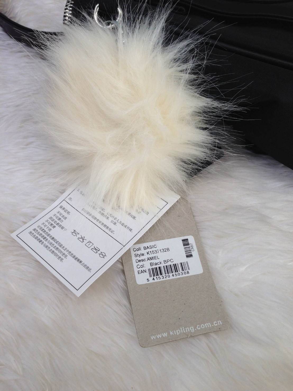 🎄KIPLING กระเป๋าถือ รุ่น Amiel กระเป๋าถือ จาก KIPLING ที่มาพร้อมดีไซน์ที่เป็นเอกลักษณ์ ข้างในกระเป๋ากว้างขวาง และมีช่องใส่ของหลายช่อง ช่วยจัดระเบียบหาของง่าย สายสะพายที่มาพร้อมกับตัวกระเป๋าสามารถถอดออกได้ น้ำหนักเบา หูหิ้วเป็นสายหนังแท้นะคะ ช่องซิ