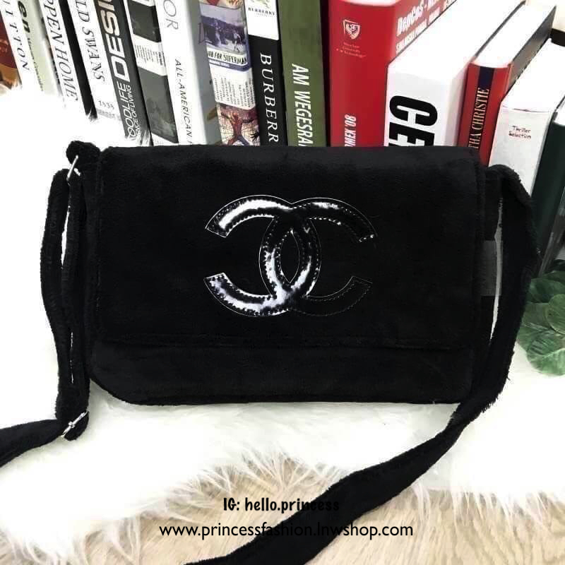 Chanel Beaute Crossbody Bag กระเป๋าถือหรือสะพายพรีเมี่ยมของเเท้จาก Chanel Cosmetic Counter VIP Gift รุ่นแนะนำวัสดุขนวูฟสีดำหนานุ่มตัดโลโก้แบรนด์หนังแก้วสวยโดดเด่น น้ำหนักเบา เปิดปิดด้วยฝาปิดกระดุมแม่เหล็ก ใบใหญ่กำลังดีใส่ ipad กระเป๋าสตางค์ใบยาว iphone เค