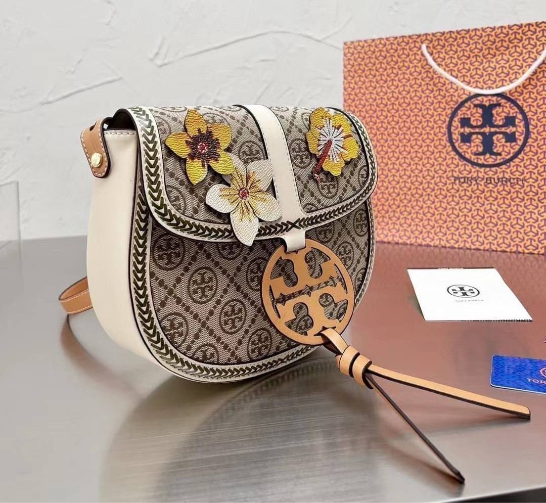 TORY BURCH T MONOGRAM FLORAL BAG / Tory Burch Monogram Crossbody Bag / TORY BURCH MILLER CANVAS QUADRANT SADDLE BAG กระเป๋าทรงยอดนิยม ดีไซน์ใหม่ล่าสุด สไตล์งานคราฟ มีลูกเล่นประดับดอกไม้กับตัวกระเป๋า วัสดุผ้า jacquard ใช้เป็น Everyday Bag สามารถใช้งานได้บ่