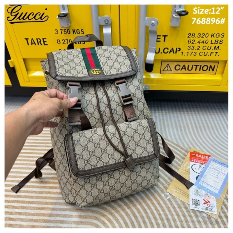 GUCCI Ophidia small backpack กระเป๋าเป้ แคนวาส GG Supreme พาเลตต์สีน้ำตาลเบจที่สวยงามเหนือกาลเวลา โดดเด่นด้วยลาย Double G ขนาดกำลังเหมาะ ไม่เล็กไม่ใหญ่จนเกินไป ใช้งานง่าย