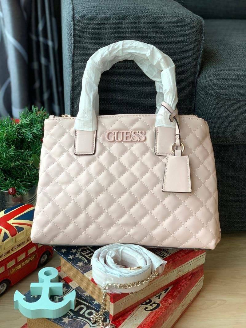 Guess Elliana Quilted-Look Handbag กระเป๋าสะพายรุ่นใหม่ล่าสุดจาก Guess วัสดุหนังนิ่มเรียบ แต่งลายตารางสวยดูมีดีเทล ขนาดกำลังดี น้ำหนักเบา ด้านหน้าประดับโลโก้แบรนด์แบบนูน มีช่องใส่ของหลายช่อง เปิดปิดด้วยกระดุมแม่เหล็กและช่องซิป ภายกว้างมีช่องใส่ของแยกเป็นส