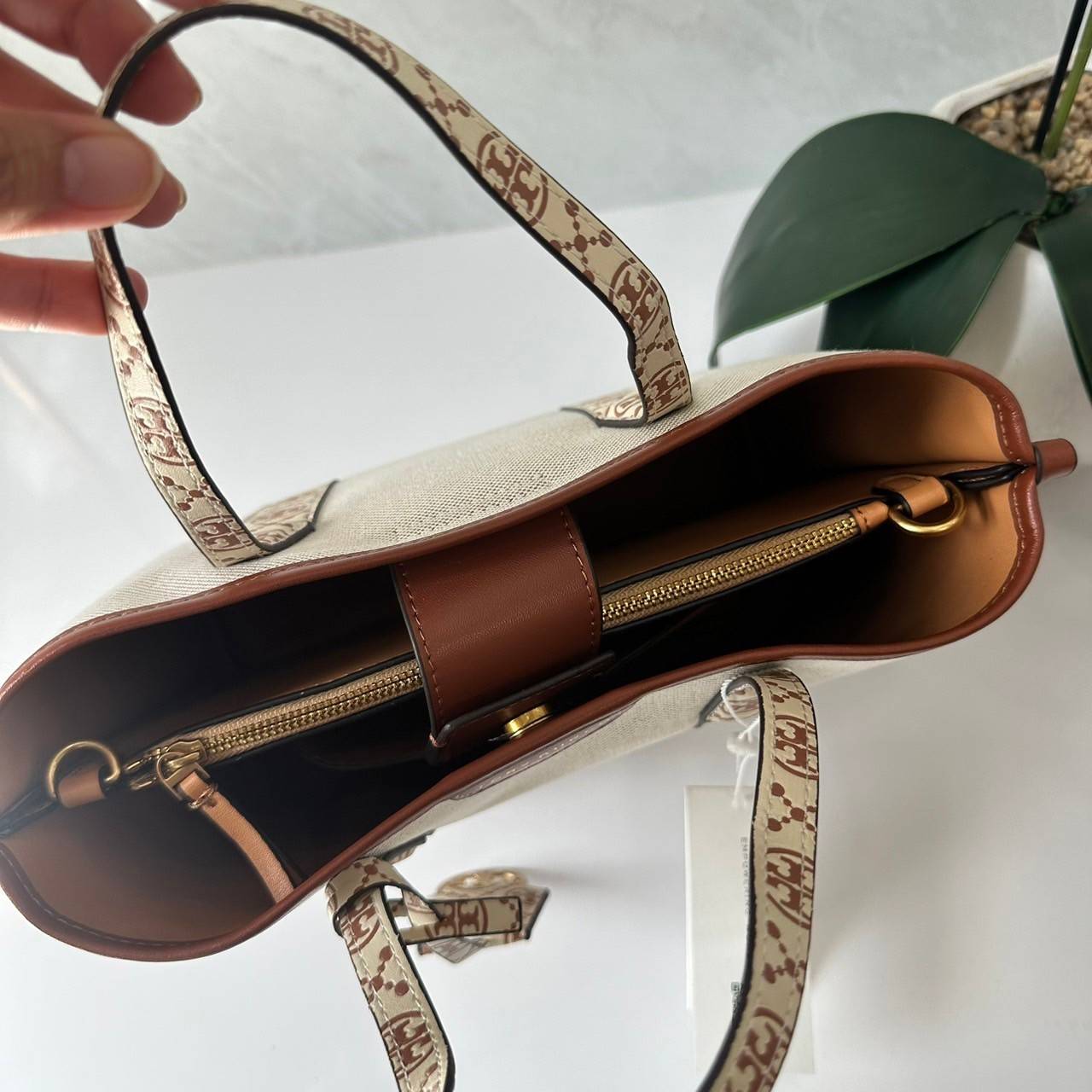 TORY BURCH small Perry canvas tote bag กระเป๋าคล้องแขนและสะพายไหล่ทรงโท้ท คอลเลคชั่นใหม่ล่าสุด สวยหรูลุคคุณนาย