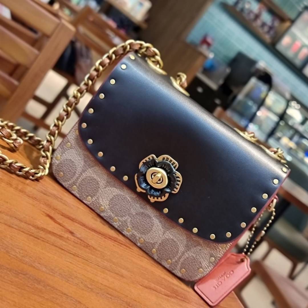 COACH C2462 MADISON SHOULDER BAG 16 IN SIGNATURE CANVAS WITH RIVETS กระเป๋าสะพายข้าง ไซส์กะทัดรัด พกพาง่าย น้ำหนักเบา ดีไซน์สวย โดดเด่นด้วยตัวล็อครูปดอกไม้ สีสันตกแต่งตัดกันกับลายซีอย่างลงตัว วัสดุหนังแคนวาสเคลือบลาย ภายในแบ่งสัดส่วนให้อย่างดี มาพร้อมสายส