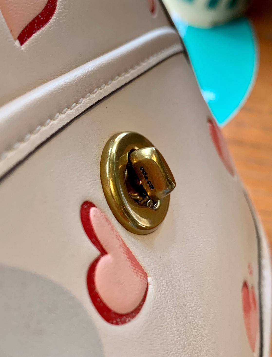 COACH LUNCHBOX TOP HANDLE WITH HEART PRINT ((C3920)) พร้อมส่งความน่ารักที่ไทย ตามมาติดๆค่ะ!! กระเป๋าสะพายข้างหรือแบบหิ้วออกงานเกร๋ๆได้เลยค่ะ หนังแท้อย่างดีสวยงามมากค่ะ ❤️จุดเด่นของรุ่นคือปริ้นลายหัวใจแบบ3D ทั้งใบ