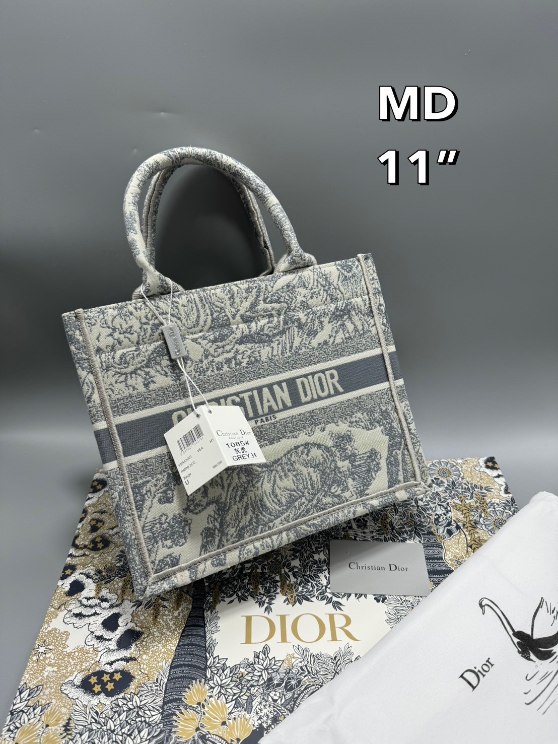 DIOR Small Book Tote Bag Toile de Jouy กระเป๋าทรงโท้ทปักลวดลายเป็นเอกลักษณ์ สะท้อนความงามตามแบบฉบับแบรนด์ หรูหราลงตัว งานผ้าฝ้ายปักทอขึ้นรูปสวยงาม