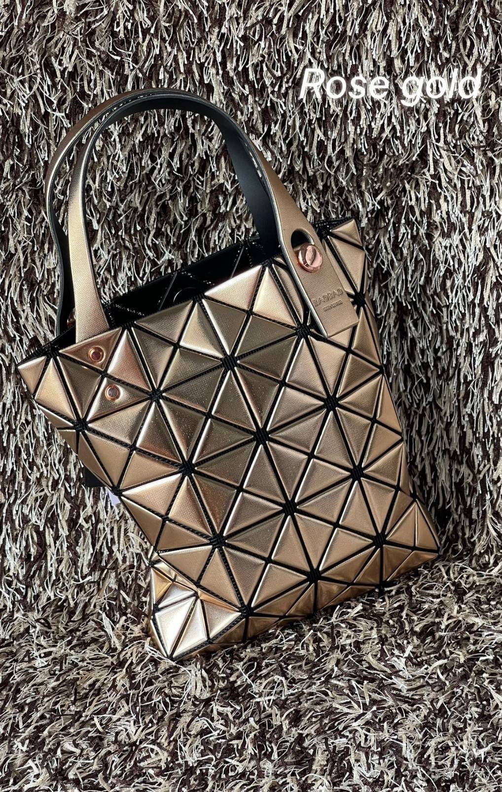 BAO BAO ISSEY MIYAKE PLATINUM COFFRET สะท้อนแสงเพื่อสร้างสินค้าระดับพรีเมียมที่ให้ความเงางามที่เหนือกว่า เพิ่มความหรูหราและโดดเด่นให้กับ เพราะมีความแวววาวและเป็นประกาย