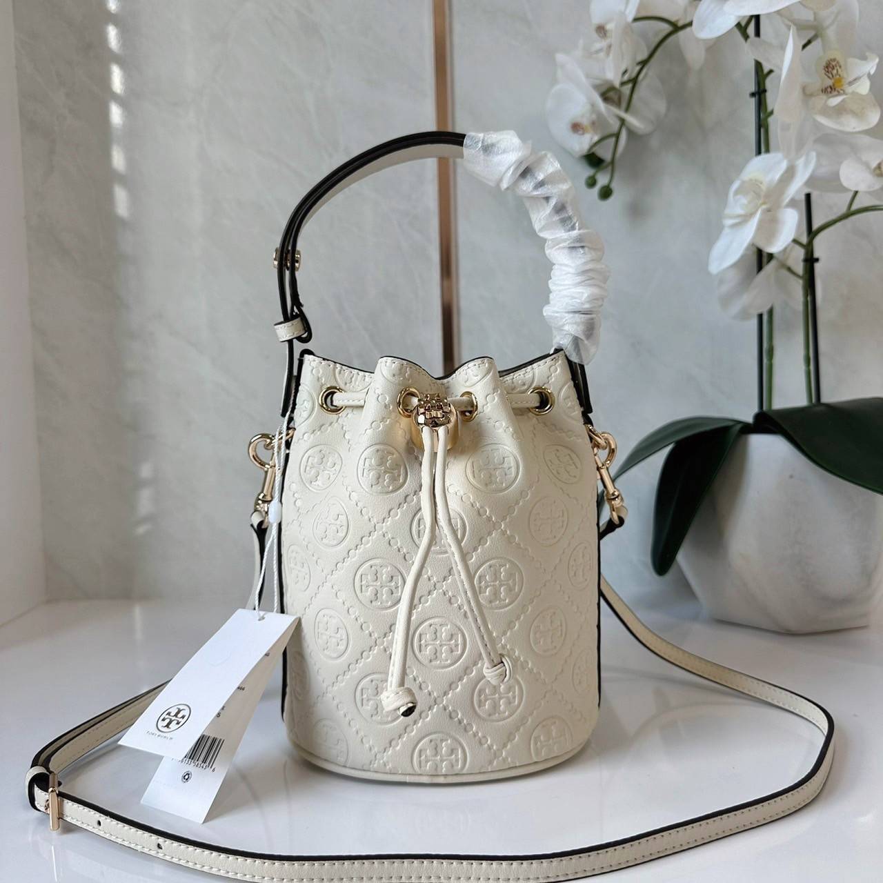 TORY BURCH mini T Monogram leather bucket bag กระเป๋าบัคเกต ไซต์ mini คอลเลกชันหนัง T Monogram ลายซิกเนเจอร์หนังปั้มลายนูน