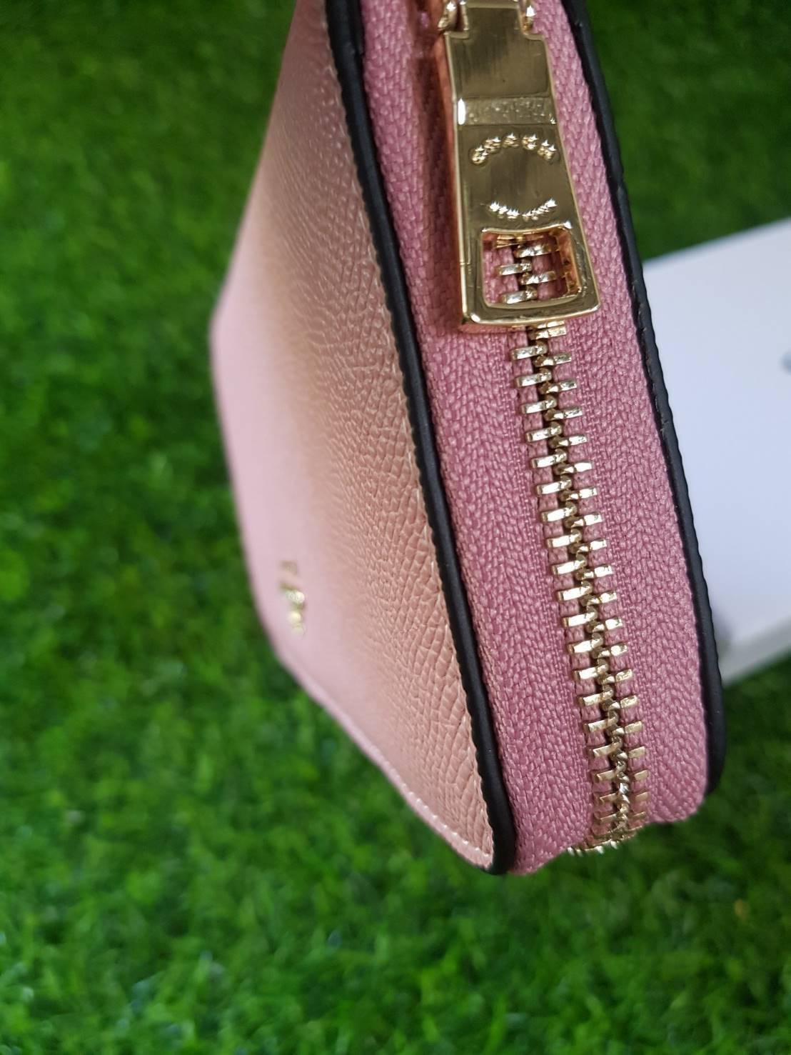 Coach longvwallet กระเป๋าสตางค์ใบยาวซิปรอบ ด้านหน้าตประดับโลโก้แบรนด์ อะไหล่ทอง ซิปแบรนด์ปั๊ม ภายในมีช่องใส่บัตร 1 2ช่อง และช่องใส่ธนบัตร 3 ช่อง มีช่องซิปกลางใส่เหรียญค่ะ