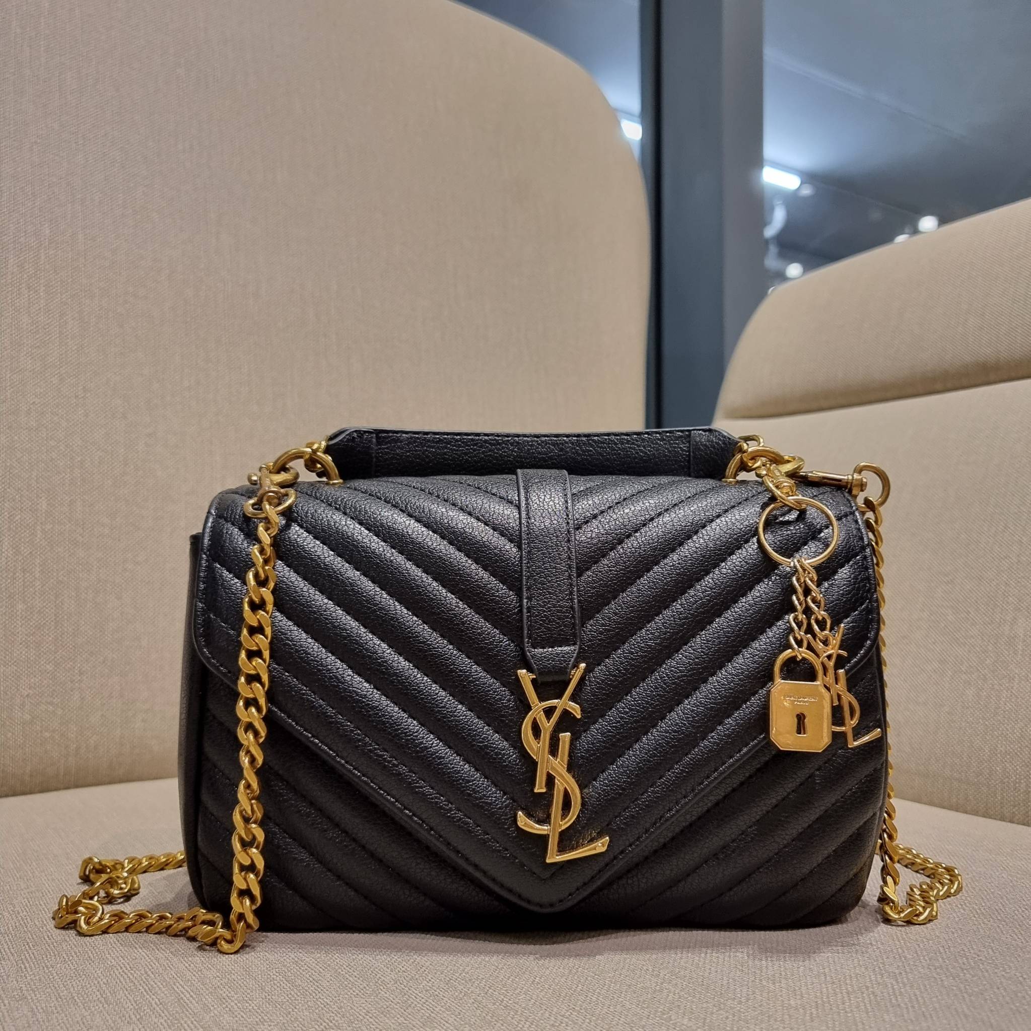 Yves Saint laurent crossbody boutique vip bag กระเป๋าสะพายไหล่ ดีไซน์ทรงสวยหรู พิเศษ แถมฟรี พวงกุญแจห้อยโลโก้ ดูแพงไปหมดจริงๆไอเท็มนี้ วัสดุหนังสังเคราะห์ลายคาร์เวีย เปิด-ปิดด้วยกระดุมแม่เหล็ก ภายในโล่งกว้าง แบ่งสัดส่วนไว้อย่างดี มาพร้อมหูจับในตัว และสายส