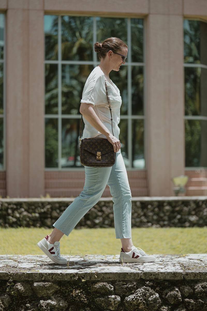 ยกระดับให้ตัวเอง กับไอเท็มสุดเลิศ ที่สาวๆตามหา LV pochette metis กระเป๋าถือ/สะพายทรงสวย คลาสสิค ดีไซน์เรียบง่าย แต่แฝงความหรู วัสดุหนังแคนวาสคุณภาพดี เปิดปิดด้วยตัวบีบล็อค ด้านหลังมีช่องซิปแยก ภายในซับสวยงามมาก ดูแพงที่สุด แบ่งสัดส่วนดูเหมาะ น่าใช้จริงๆ ส