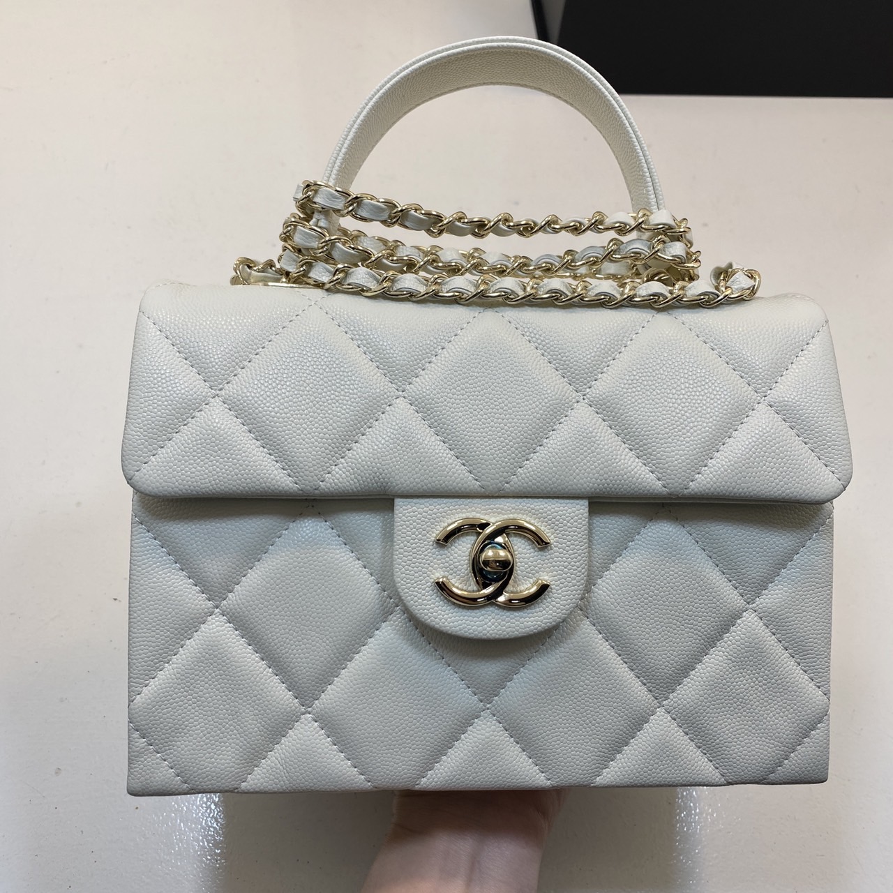CHANEL 23S Classic Top Handle Flap Bag / Chanel Flap Bag With Top Handle กระเป๋าสะพายคลาสสิก สวยหรูตามเอกลักษณ์แบรนด์