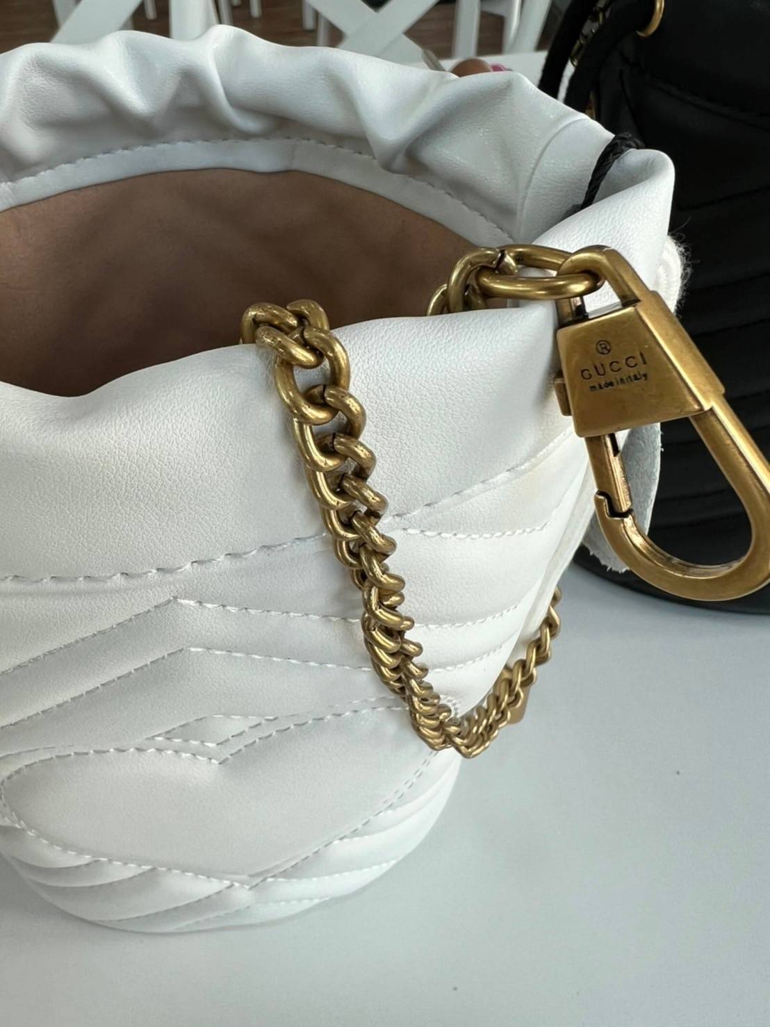 VIP 】Gucci GG Marmont mini bucket bag กระเป๋าสะพายข้าง Premiumgift วัสดุหนังแท้ ด้านในโล่ง มีช่องใส่บัตร3ช่อง ใส่กระเป๋าตังค์ ใส่โทรศัพท์ Iphone+ ได้ สายโซ่ยาว Crossbody ได้ ถอดสายได้ น้ำหนักเบา มาพร้อมถุงผ้าแบรนด์ ใบนี้คือที่สุด คุณหนูมากมาย ไม่ควรพลาดเล