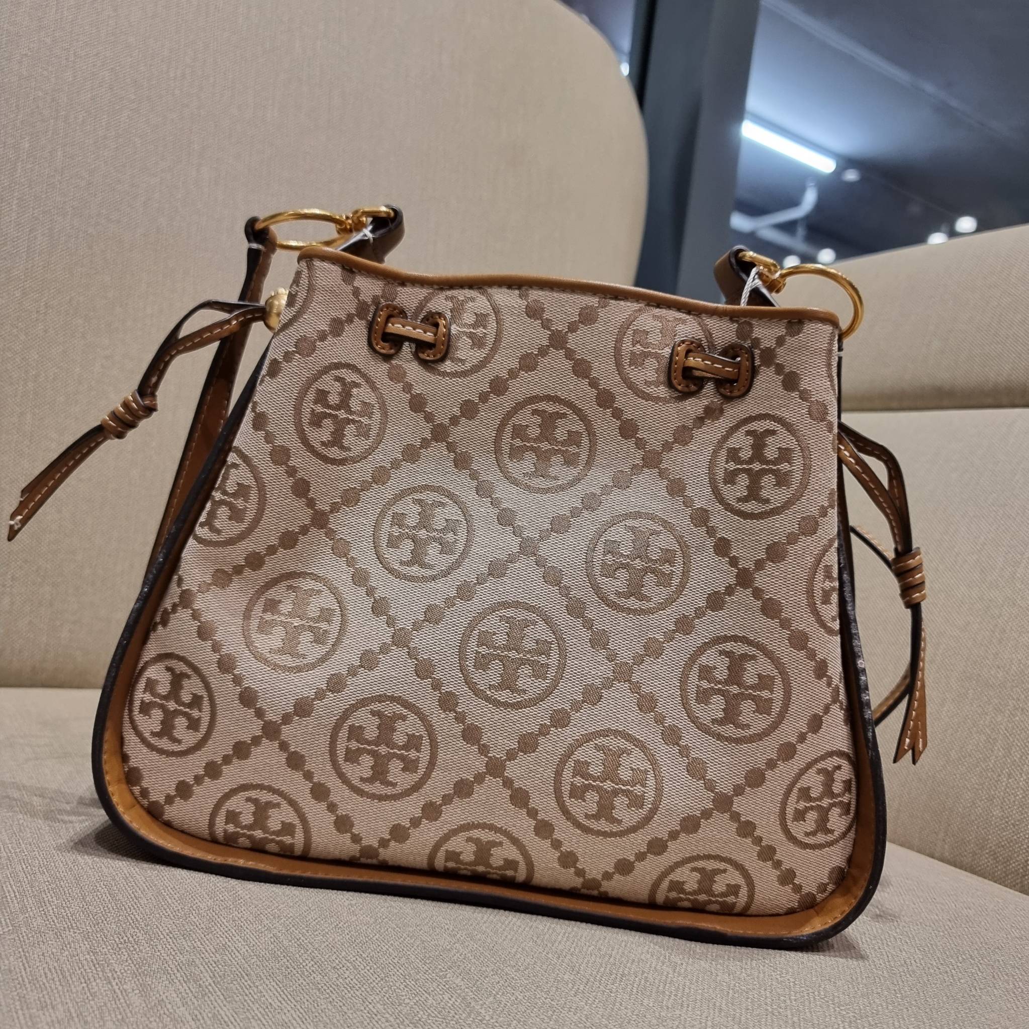 TORY BURCH T MONOGRAM JACQUARD BELL BAG คอลเลคชั่นใหม่ กับกระเป๋าลายโมโนแกรมยอดฮิต ที่มาในรูปทรงดีไซน์สวยเก๋ ชิคๆคูลๆ รับรองว่าไม่มีเกร่อ ตัวกระเป๋าทรงเหลี่ยม รูปเก็บทรงได้ในส่วนของปากกระเป๋า หรือไม่รูด ก็ได้ความสวยไปอีกแบบ วัสดุผ้า jacquard ตัดสลับหนังแท