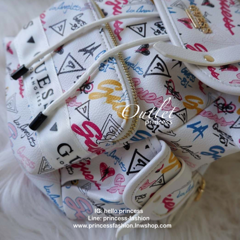 guess kacee front flap mini backpack กระเป๋าเป้สุด cool ด้านหน้าติดชื่อแบรนด์ เปิดปิดด้วยกระดุมแม่เหล็ก และรูดเชือกปิด ด้านหน้ามีช่องซิป และด้านข้างทั้ง 2ข้าง มีช่องใส่ของได้ รุ่นนี้น่ารักเว่อ วัสดุกันน้ำได้อีก ช่องด้านในใส่ของได้เยอะ และยังมีซิปอีกด้วย ส