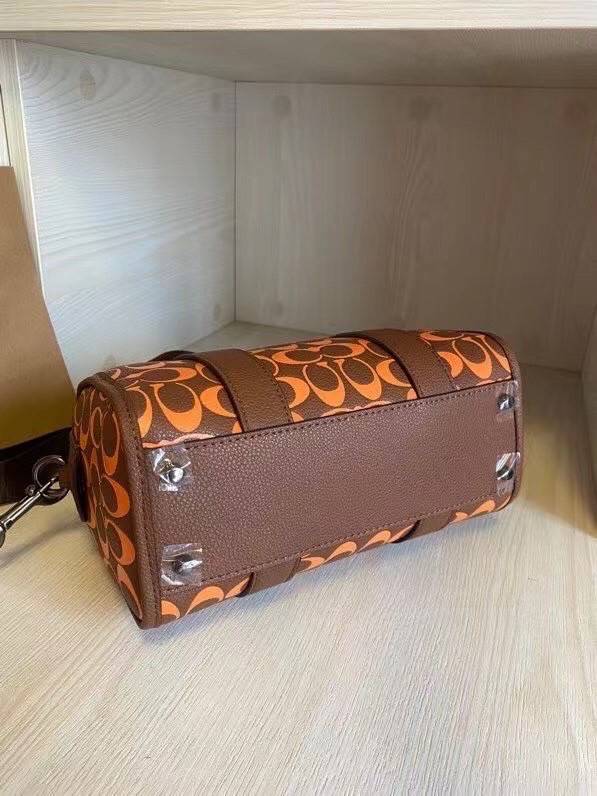 COACH GOTHAM DUFFLE / Coach Gotham 24 travelling bag handbag shoulder bag พร้อมส่ง กระเป๋าทรงหมอนรุ่นใหม่บ่าสุดปี 2022 รุ่นนี้สามารถใช้ได้ทั้งชาย//หญิง หนังแท้อย่างดี นิ่มทรงสวย มากๆค่ะ ภายในกระเป๋าสามารถใส่สัมภาระที่จำเป็นในชีวิตประจำวันได้ครบเลยค่ะ; มีช