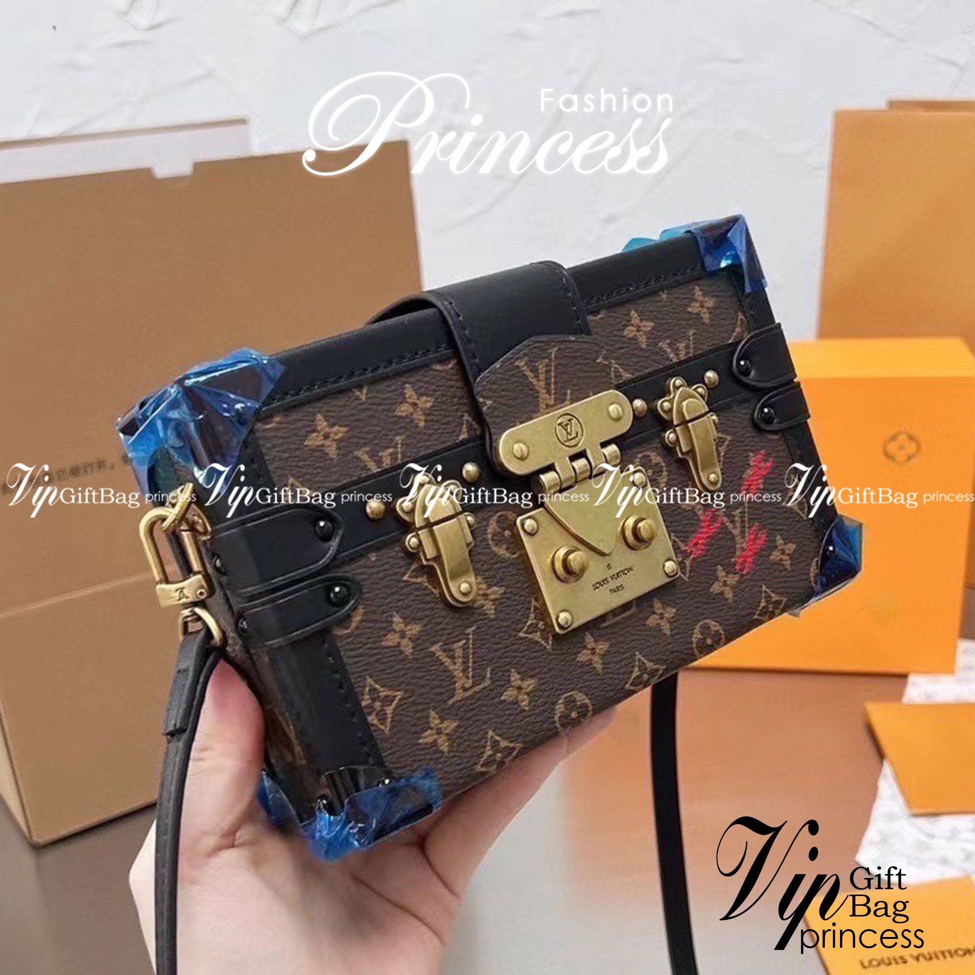 Louis vuitton trunk monogram / LV TRUNK CLUTCH 8" vip mirror ภาพถ่ายจากงานขายจริง กระเป๋าสะพายลายโมโนแกรมทรงกล่อง เปิดได้รอบ งานสวยเป๊ะมากค่ะ สวยรุ่นนี้ดาราใช้กันเยอะผู้หญิงสะพายได้ ผู้ชายสะพายดี ใครรออยู่รอบนี้ห้ามพลาดน้า
