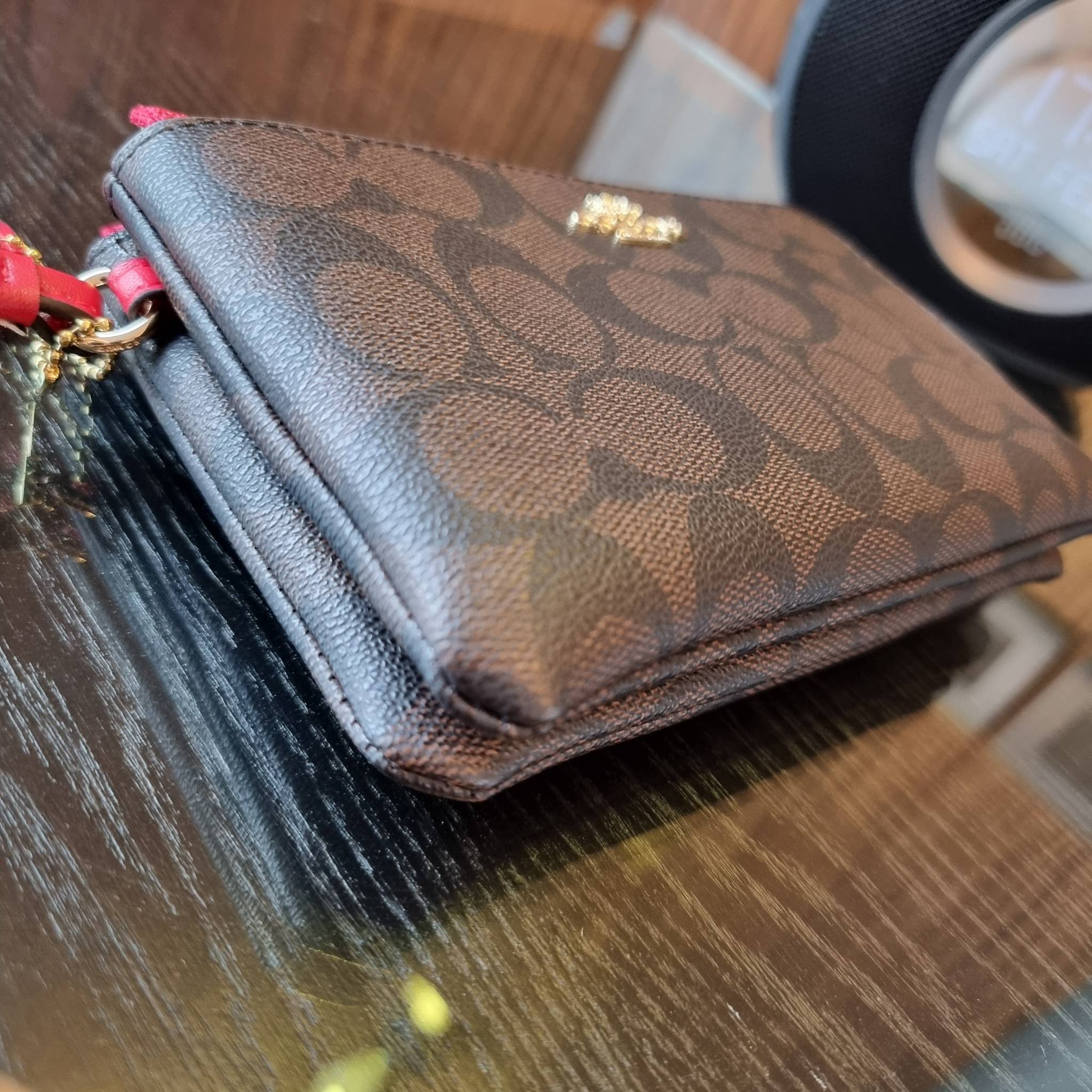 COACH F87591 DOUBLE CORNER ZIP WALLET IN SIGNATURE COATED CANVAS คล้องมือรุ่น 2 ซิป!! มาแล้วจ้า 🌟🤗 ไซส์นี้คือเหมาะมือจริงๆ พกง่ายเช่นเคย ไม่ต้องกังวลว่าจะเกะกะหรือกินพื้นที่กระเป๋าหลัก วัสดุหนังแคนวาสเคลือบลาย มีช่องหลักแยก 2 ช่อง ภายในบุผ