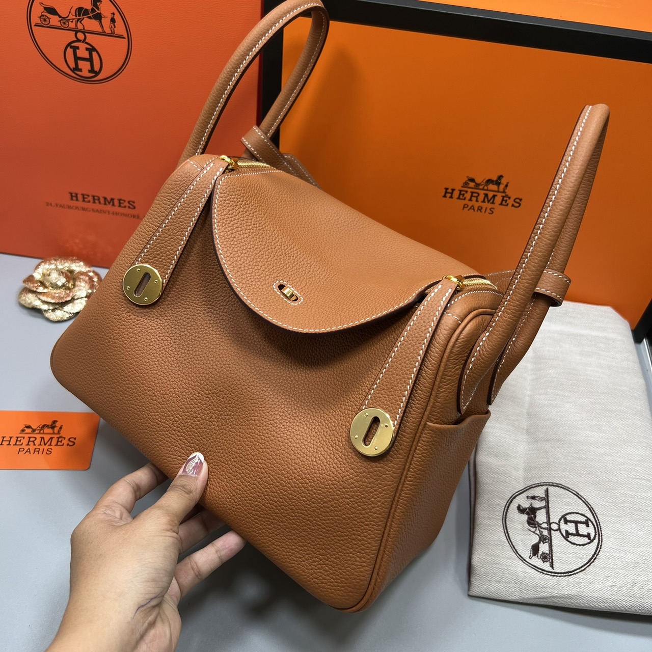 พร้อมส่ง 15 สี HERMES Lindy 26 bag กระเป๋าทรงโท้ทหนังสวยอย่างดี เอกลักษณ์ของความเรียบหรูไฮคลาสอย่างสมบูรณ์แบบ เกรดออริ สลับแท้ งานสวยตามรูป ใช้งานต่างประเทศได้