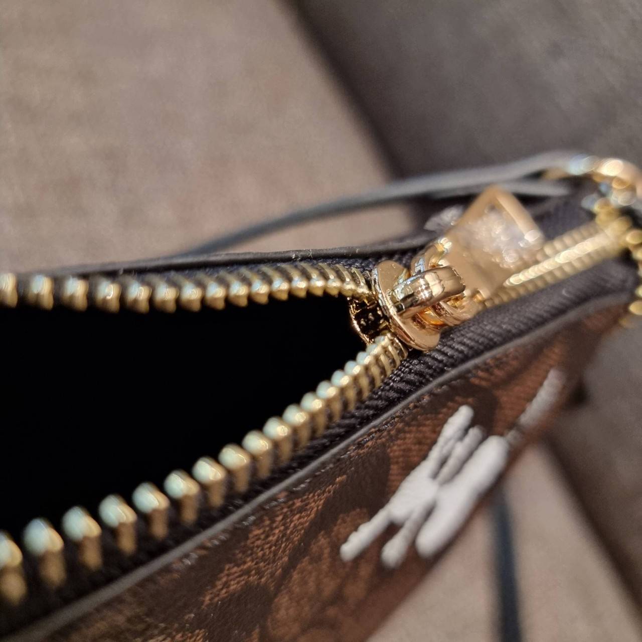 COACH F36674 TOP HANDLE POUCH IN SIGNATURE WITH SNOOPY PRINT คอลเลคชั่นใหม่ ในสไตล์พอช มาให้ช้อปก่อนใครในไทยจ้า น่ารักน่าใช้ไปอีกกับกระเป๋าสะพายทรงฮิตตลอดกาล ด้วยดีไซน์ที่ออกมาให้ใช้งานได้ง่าย ขนาดกำลังเหมาะ วัสดุแคนวาสทนทาน ดีไปหมดขนาดนี้!! คุณลูกค้าถึงส