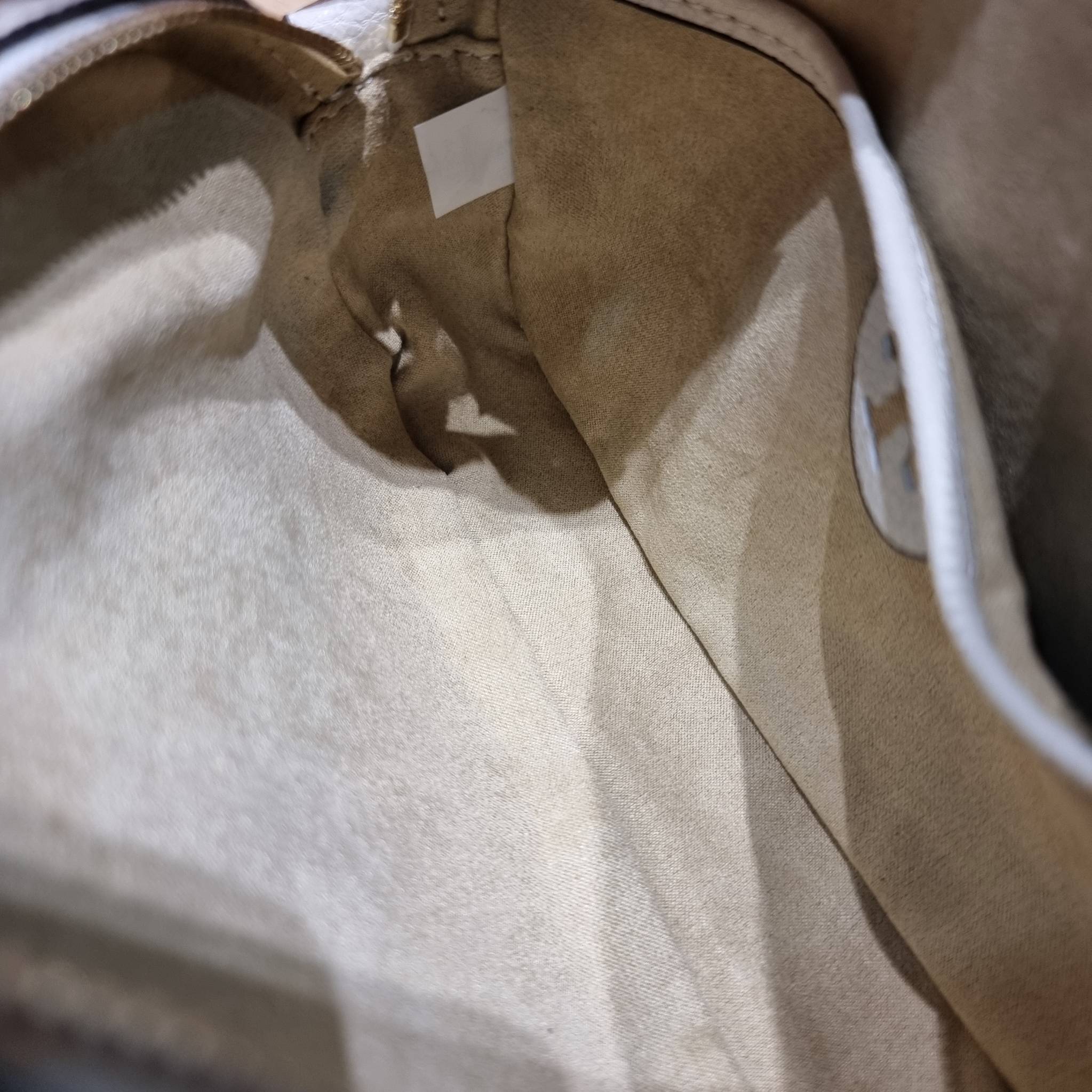 TORY BURCH MCGRAW CAMERA BAG ใหม่จากคอลเลคชั่นสุดคลาสสิค กับกระเป๋าสะพายข้าง ทรงกล่องไซส์กะทัดรัด น้ำหนักเบา ใช้งานง่ายด้วยซิปรูดเปิดปิด แมทช์ได้กับทุกสไตล์การแต่งตัว