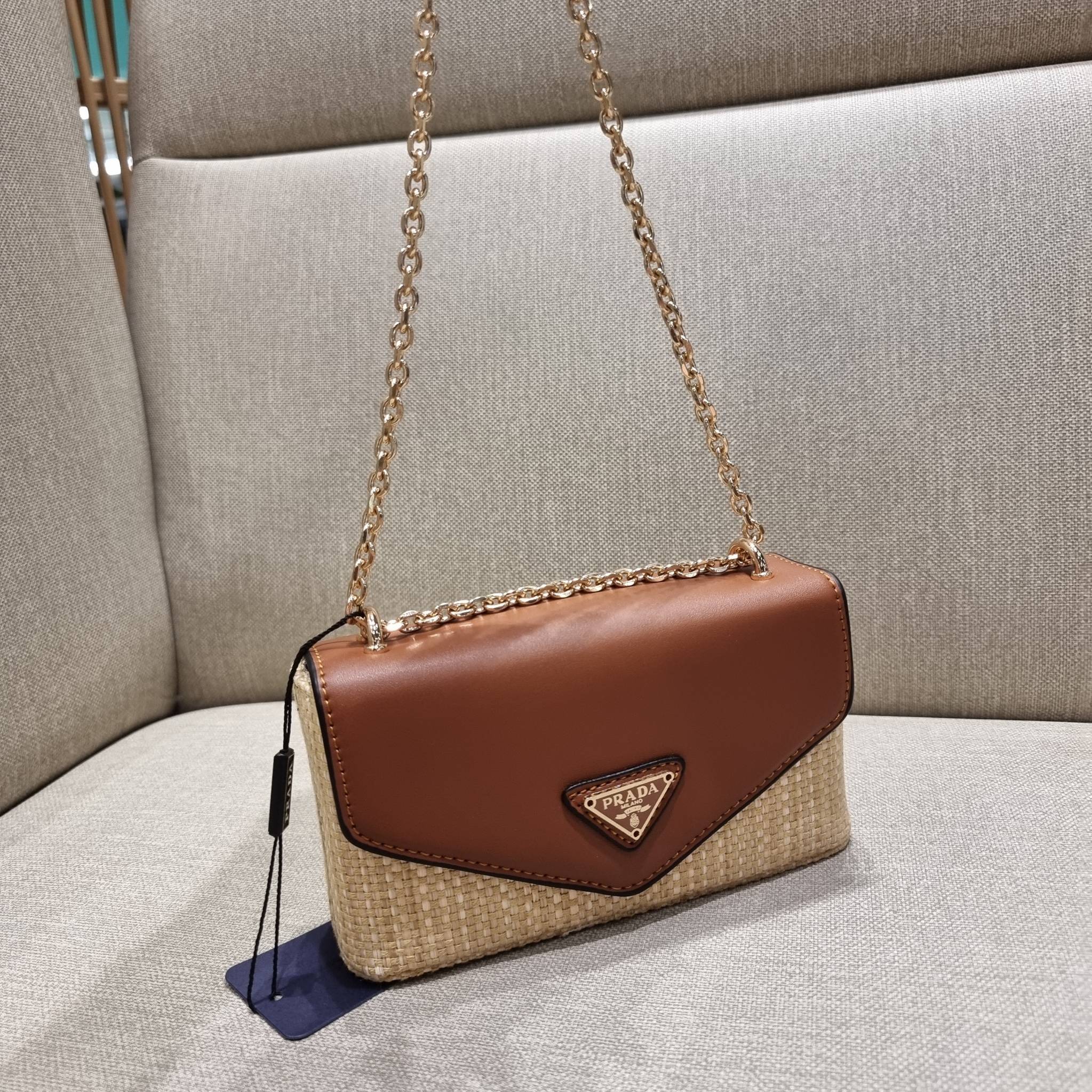 VIP 🥂 PRADA RAFFIA AND LEATHER SHOULDER BAG ลายสานกำลังฮิต! ปังไม่ไหว! ด้วยดีไซน์ล้ำทันสมัย ตกแต่งหนังแท้ผสานกับวัสดุจากธรรมชาติ ออกมาเป็นลายสานที่สวยหรู กับกระเป๋าสะพาย ไซส์กำลังน่ารัก ใส่โทรศัพท์ได้ พกพาง่าย เปิด-ปิดด้วยกระดุมแม่เหล็ก ภายในเป็นช