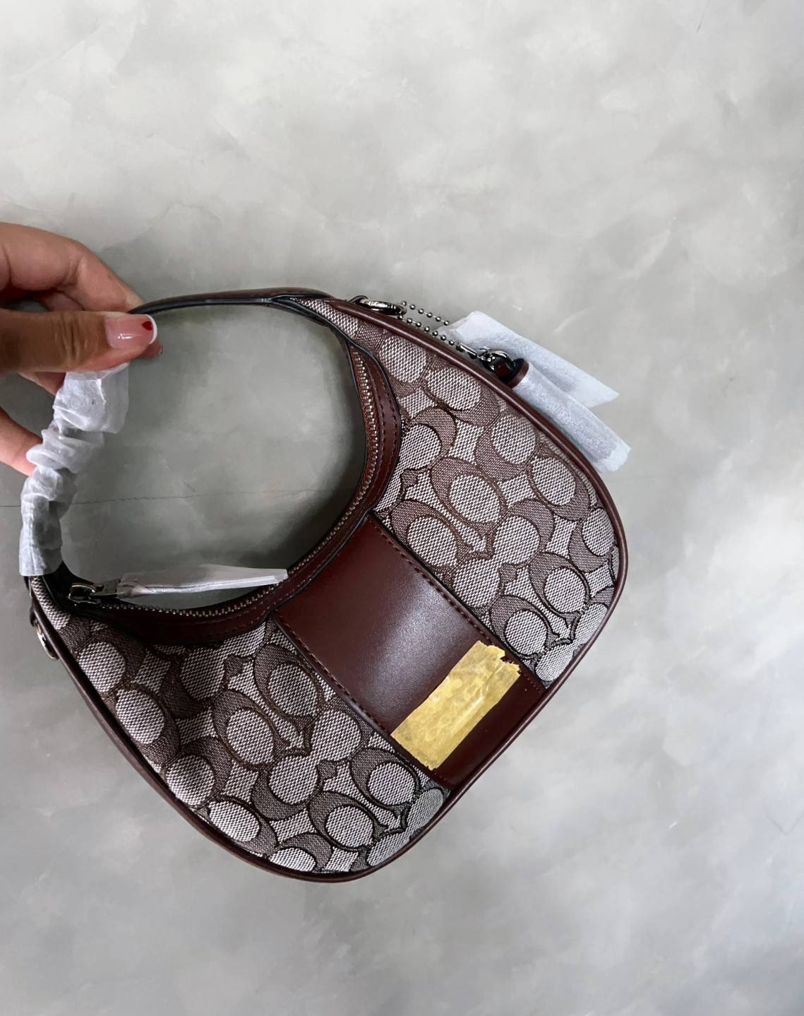 COACH CARMEN MINI CROSSBODY IN SIGNATURE JACQUARD กระเป๋ารูปทรงพระจันทร์โค้งมน น่ารักน่าใช้มากๆ!! เกรดท็อปออริ เกรดดีสุด สลับแท้ 1:1 ใช้ต่างประเทศได้