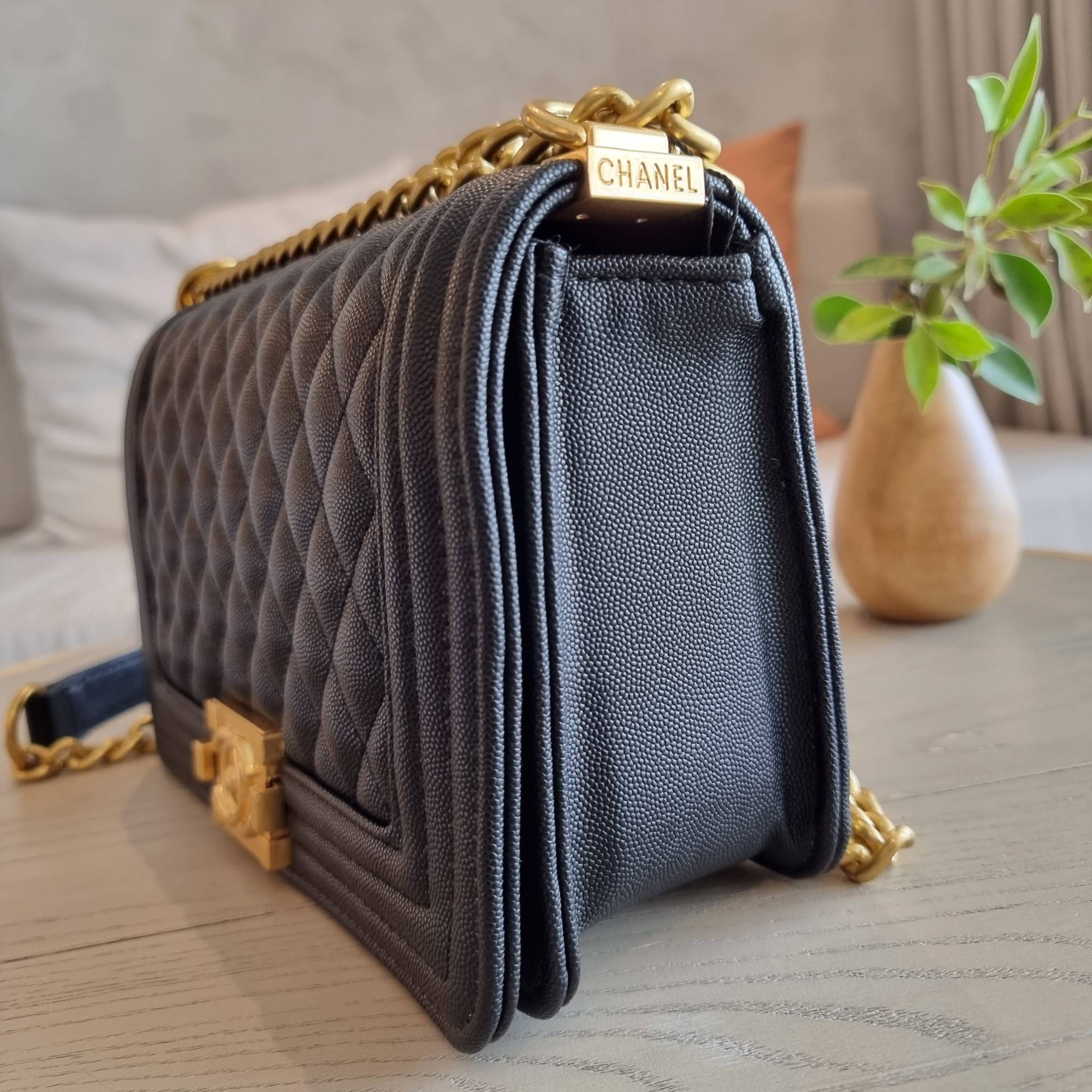 Chanel Boy 10" พร้อมส่งที่ไทย รุ่นสุดฮอต อะไหล่สีทองสุดหรู วัสดุหนังลายคาร์เวีย ทรงคลาสสิคที่สาวๆห้ามพลาด!! ในราคาสุดคุ้ม เปิด-ปิดกระเป๋าด้วยตัวล็อค ภายในโล่งกว้าง ไซส์ใหญ่ใส่ของได้เยอะ มีช่องแยกในกระเป๋า มาพร้อมสายสะพายโซ่สลับหนังรองบ่า (ถอดได้-ปรับ