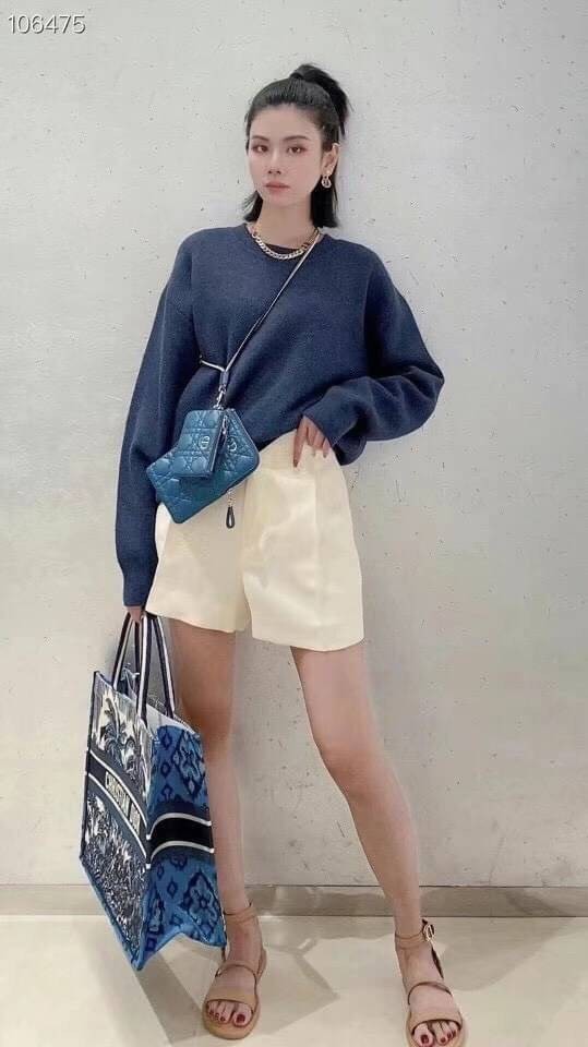 VIP 】CHRISTIAN DIOR PHONE BAG 2 in 1 DOUBLE BAG กระเป๋าเซ็ท 2 ใบ มีสายสะพายข้าง ถอดออกใช้งานได้ ถือว่าคุ้มมากๆเลยค่ะ สามารถใช้งานแยกกันได้ ใส่สายสะพายหรือ ถือได้ วัสดุหนังแท้ สวยงามนุ่มฟู น่ารักมากๆ เลยน้าาา