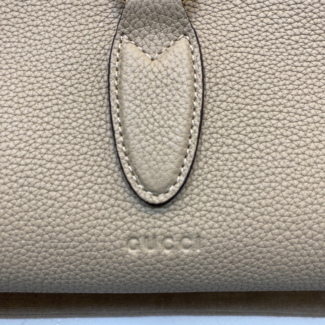 GUCCI MEDIUM TOTE BAG WITH HOOK CLOSURE / Gucci medium tote bag กระเป๋าทรงโท้ทสไตล์ใหม่ล่าสุด เกรดออริ 1:1 สลับแท้ ใช้งานต่างประเทศได้ ภาพถ่ายจากงานจริง