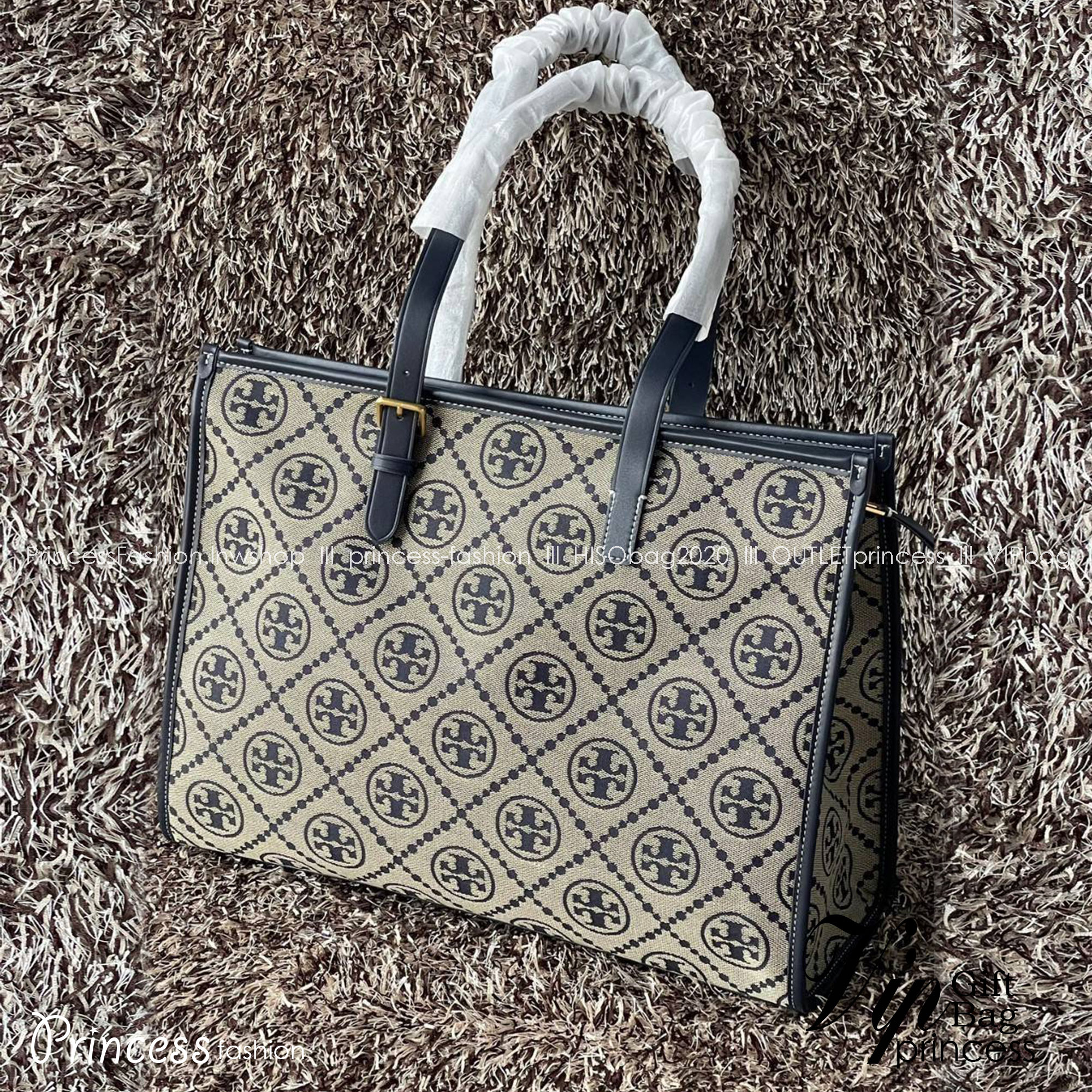 TORY TOTE BAG / Tory Burch T Monogram Jacquard Large Tote Bag สำหรับคนที่ชอบกระเป๋าที่มีพื้นที่ใส่ของได้จุใจ หยิบของใช้งานสะดวก และพกพาง่าย ขอแนะนำกระเป๋ารุ่น นี้เลยคะ