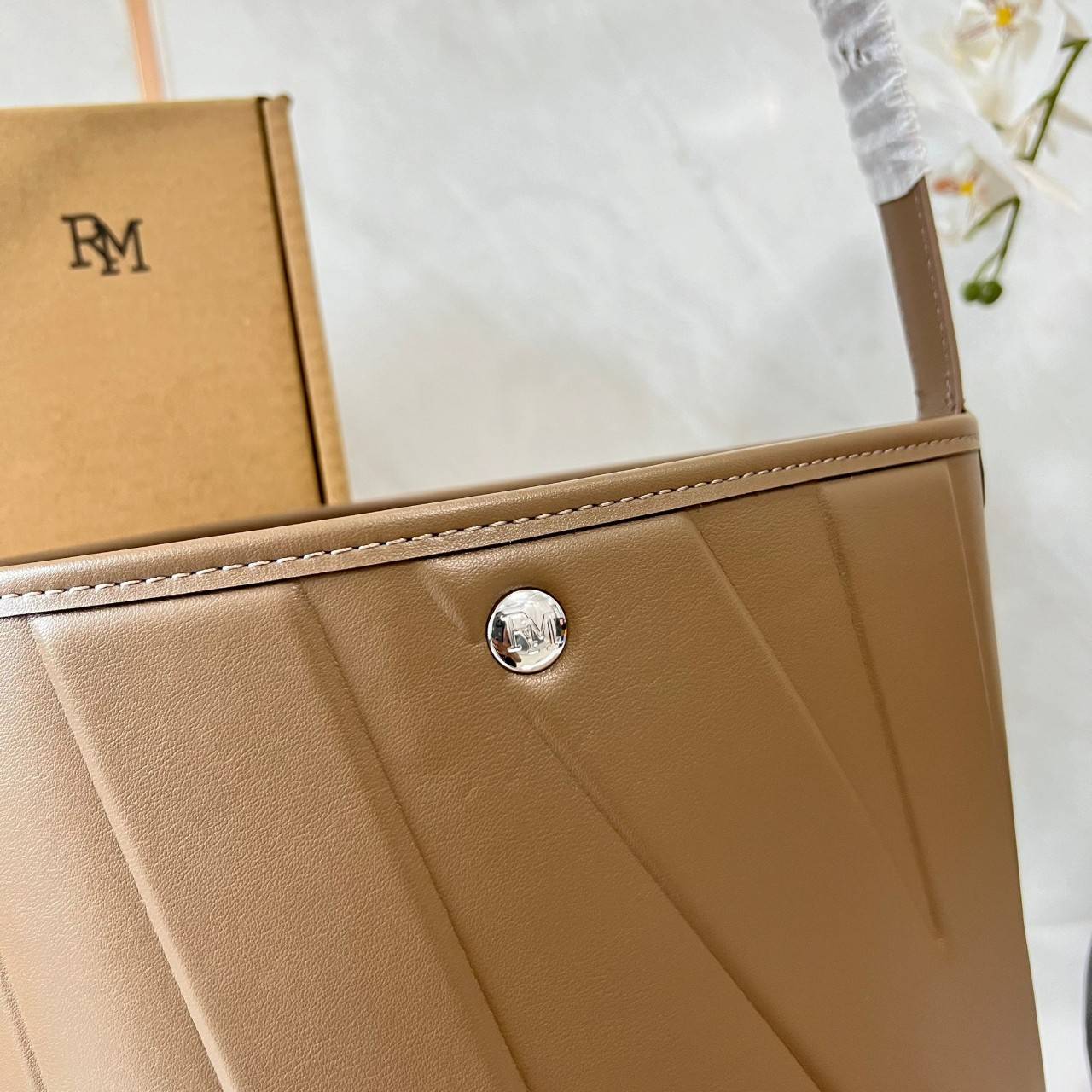 Rally The Bag Whisper กระเป๋าทรงบัคเก็ตงานหนังรุ่นใหม่ ฮอทติดลมบน มาแรงสะพายกันทั่วบ้านทั่วเมือง สายแบกสายขนห้ามพลาดจุของได้เยอะ รุ่นหนังผิวสัมผัสนิ่มมือ ทนทาน