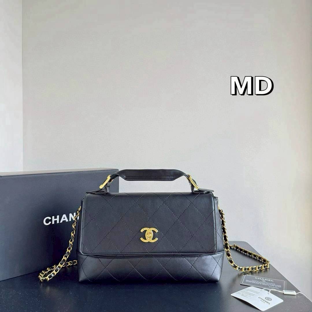 Chanel Flap Leather Suede Bag กระเป๋าสะพาย ดีไซน์ใหม่ คงความคลาสสิคและสวยหรู มีทั้งแบบงานหนังเต็มใบ/ทูโทน/และงานหนังกลับ สวยหรูหรา ภายในเป็นช่องโล่ง