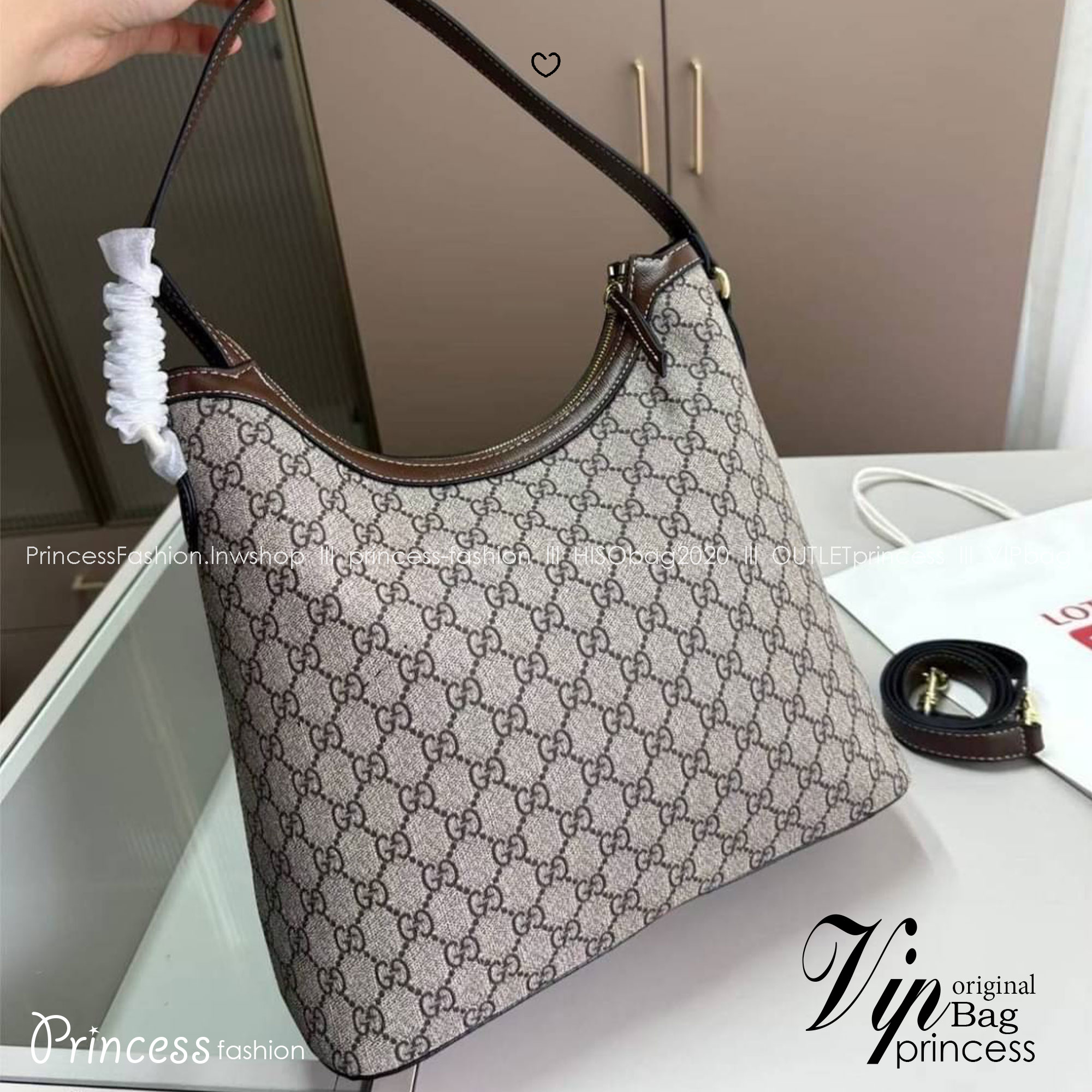 GUCCI GG Supreme Monogram Linea A Hobo Brown กระเป๋าทรงโฮโบวินเทจใบใหญ่ จุของได้เยอะ ลายโมโนแกรมคมชัด ตกแต่งกระเป๋าด้านหลังเพิ่มกิมมิกสวยน่าสนใจ เป็นอีกใบที่เรียบหรูดูแพง