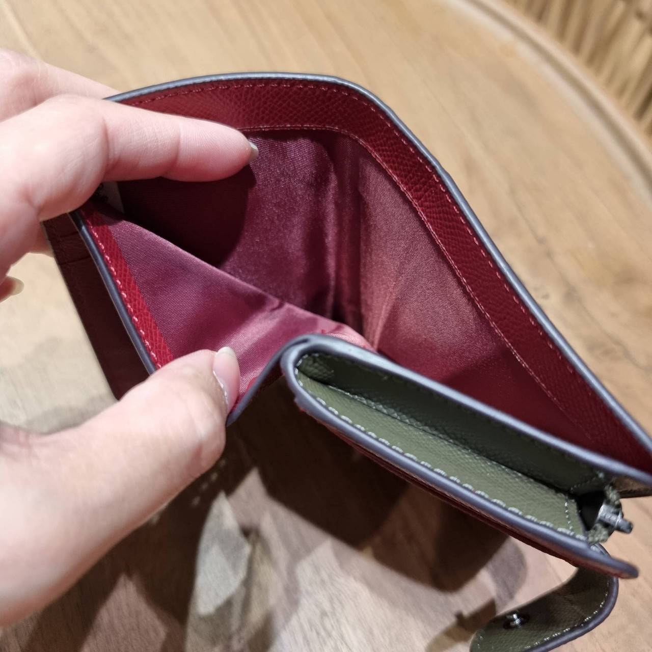 COACH 6390 MEDIUM CORNER ZIP WALLET เดอะเบสท์รุ่นที่สาวๆตามหา!! ดีไซน์ใหม่ สวยสะกด!! กระเป๋าสตางค์ใบกลาง สีคลาสสิค เรียบแต่แฝงความหรู บอกเลยว่ามันละมุนมาก!! ด้วยวัสดุหนัง crossgrain ที่ดูแลรักษาง่าย และยังดูผู้ดี ถือใช้แล้วขับผิวทุกสี ภายในมีช่องใส่บัตรแล