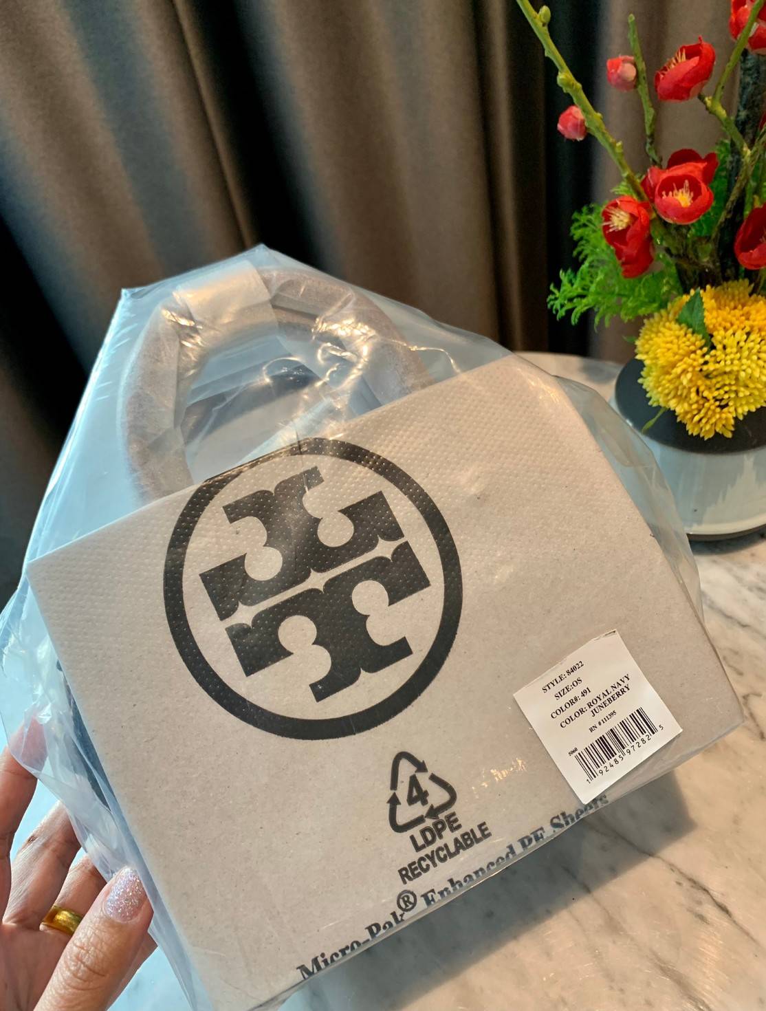 TORY BURCH T Monogram Color-block Barrel Duffle พร้อมส่งที่ไทย สวยก่อนใคร ใบใหญ่ ใส่จุไปเลยจ้าา😘 ✔️กระเป๋าทรงหมอน วัสดุหนังแท้ชั้นดีที่สุด หนังเรียบนิ่มสวย ✔️เปิดปิดกระเป๋าด้วยซิปคู่แบบมีหนังห้อย ภายในกว้างมากสำหรับไซด์นี้ หายห่วงไปเ