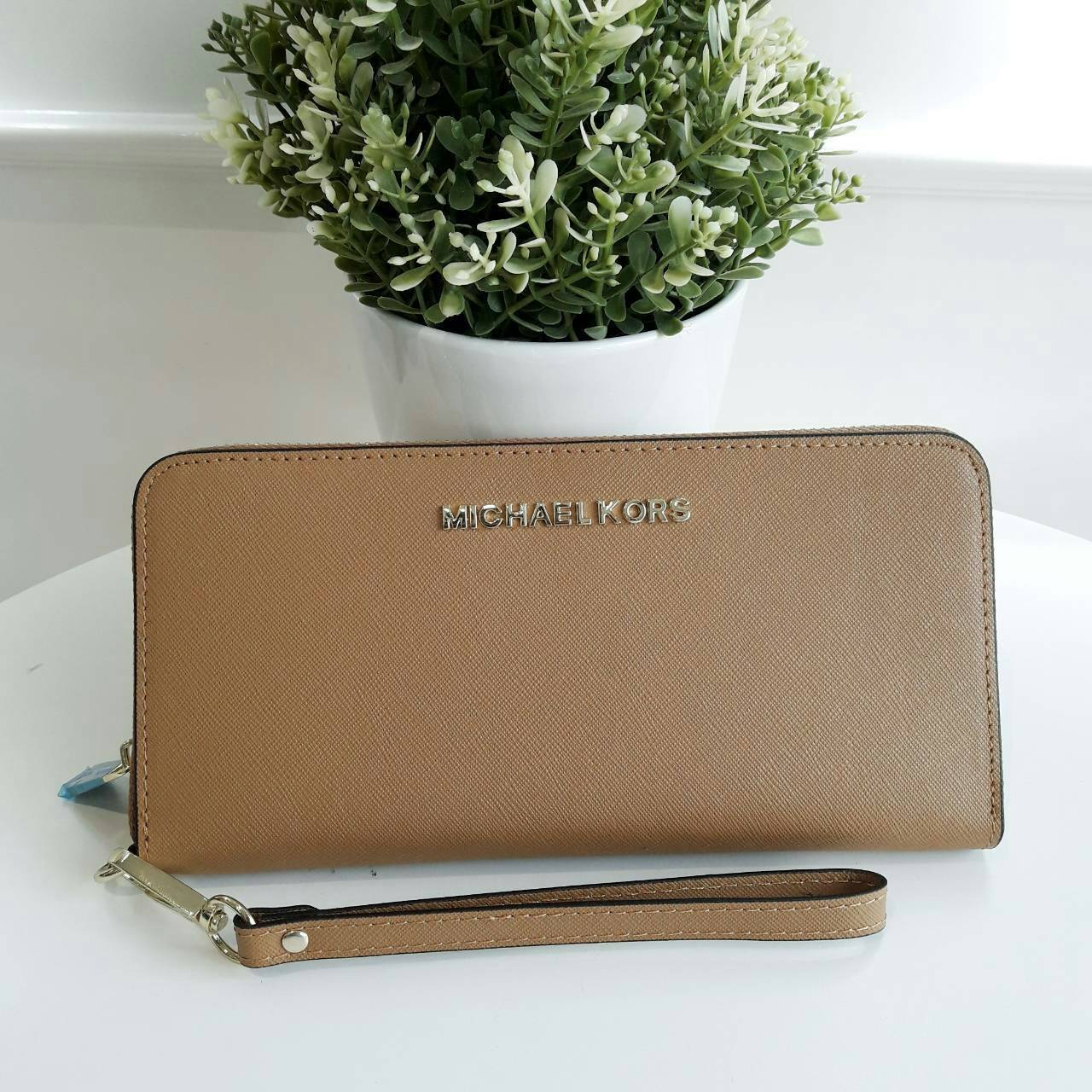 Michael kors saffiano long wallet กระเป๋าสตางค์ใบยาวแบบซิปรอบ วัสดุหนังลาย Saffiano สวยหรูมากๆ ด้านหน้าประดับ logo brand ซิปปั๊มแบรนด์ ภายในช่องใส่บัตร, ธนบัตร และช่องใส่เหรียญ ใส่ iPhone+ ได้ค่ะ มาพร้อมสายคล้องข้อมืออีก 1 เส้น ใบนี้คุ้มเกินราคา รับประกัน
