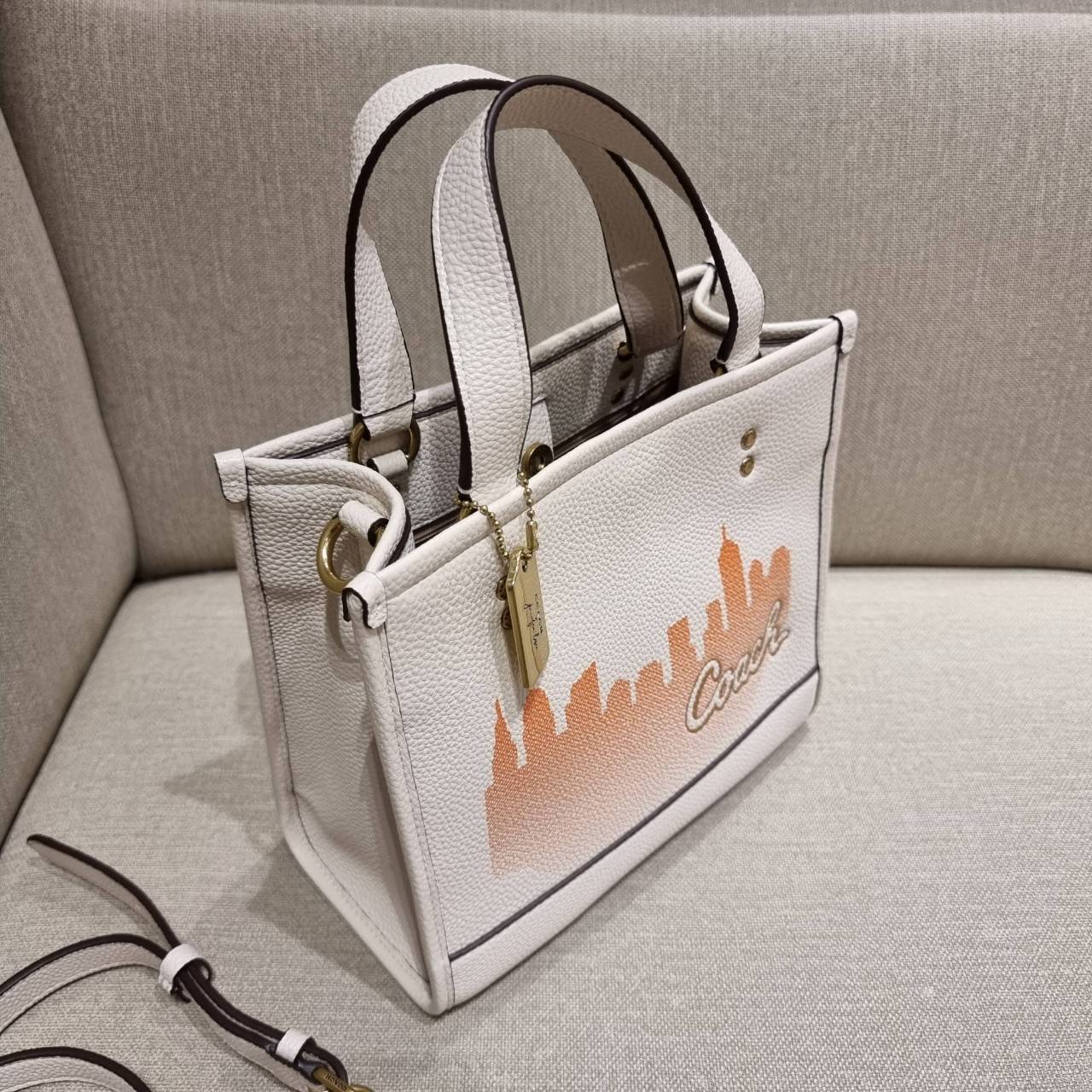 COACH C6494 COACH x JENNIFER LOPEZ DEMPSEY TOTE 22 WITH NYC SKYLINE คอลเลคชั่นใหม่ล่าสุด ยังไม่เข้า shop ไทย!! สุดยอดตัวแม่แห่งความเซ็กซี่ เจนนิเฟอร์ โลเปซ คอลแลบกับแบรนด์ เพิ่มความมีเสน่ห์ให้กับไอเท็มนี้ได้อย่างไม่ต้องสืบ!! กระเป๋าสะพายทรงโท้ท ดีไซน์โดดเ