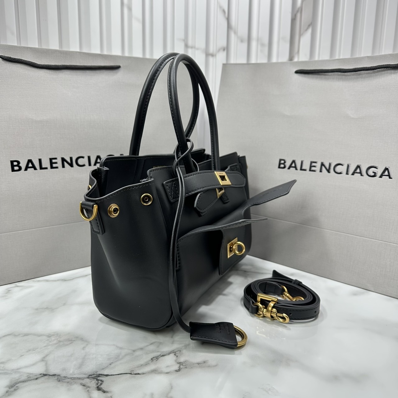ORI หนังแท้ | Balenciaga Bel Air Carry All Bag Mini in Black smooth leather, aged-gold hardware ที่สุดของไฮแฟชั่น ดีไซน์เหนือกาลเวลาสุดไอคอนิค ต้องยกให้แบรนด์นี้เลยค่ะ กระเป๋าสะพายดีไซน์สวย!! หรู!! เลิศ!! ไม่ซ้ำใคร