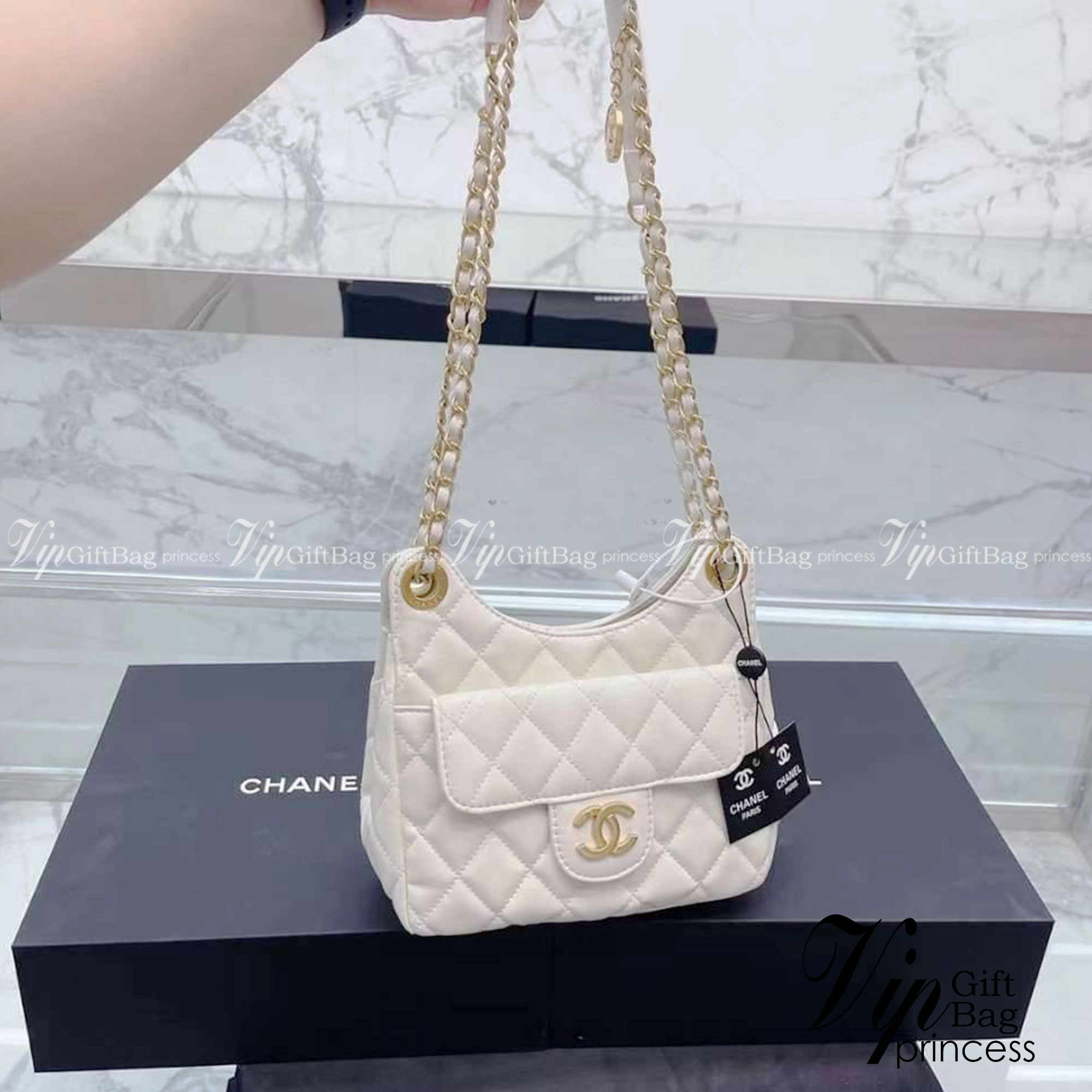 CHANEL SMALL HOBO BAG ใหม่ล่าสุดก่อนใคร กับคอลใหม่ลุคลูกคุณยอดฮิต Shiny Crumpled Calfskin & Gold-Tone Metal ตอบโจทย์ได้ทุกลุค ทุกไลฟ์สไตล์ ใช้งานได้ง่ายคล่องตัว กับกระเป๋าสะพายข้าง ปรับเปลี่ยนการใช้งานได้หลากหลาย ภายในเป็นช่องโล่ง สะพายไปเที่ยว ทำงาน ออกเ