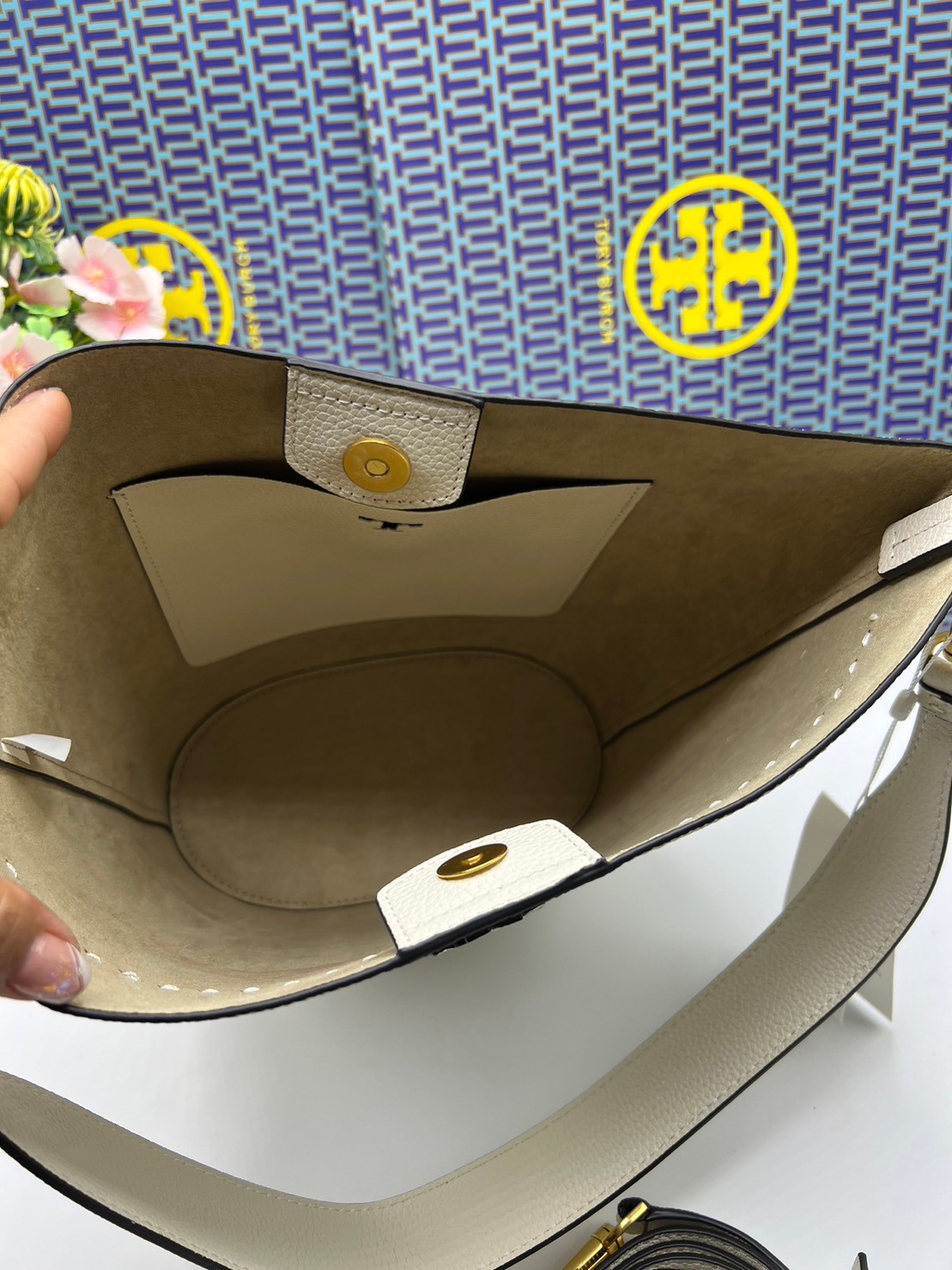 Tory Burch McGraw Bucket bag / Tory Burch Mcgraw Double T Logo Plaque Bucket Bag พร้อมส่ง 4 สี กระเป๋าสะพายหรือถือคล้องแขนทรงถัง จุของได้เยอะใบนี้ตอบโจทย์ได้ดีมาก โทนสีเรียบง่าย แฝงไปด้วยความดูดี สุขุมและเป็นผู้ใหญ่