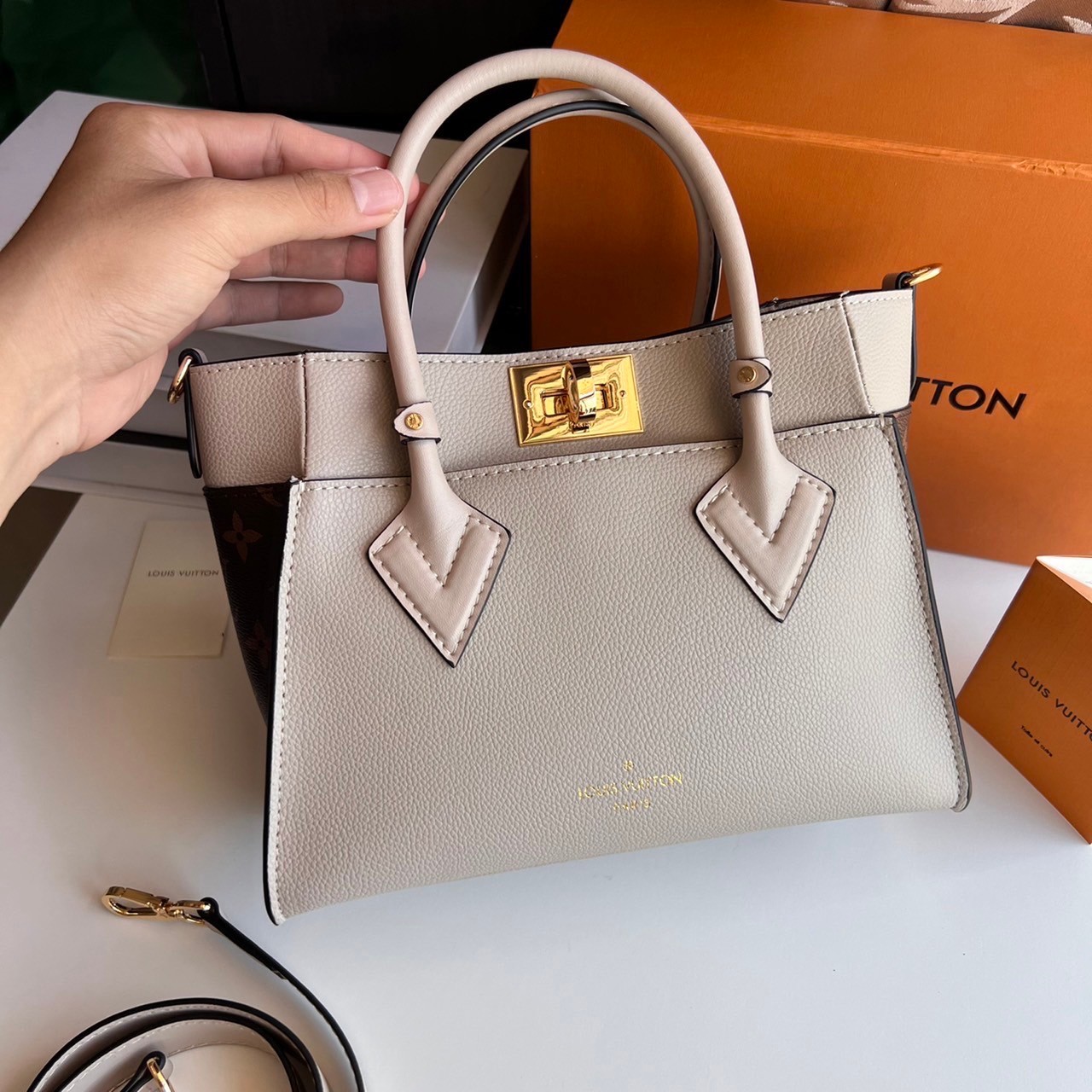 หนังแท้ LV On My Side PM กระเป๋าโท้ทขนาดกะทัดรัดที่ผลิตจากหนังลูกวัวเนื้อนุ่ม เกรดออริจินอล ภาพสินค้าถ่ายจากงานขายจริง ใช้งานต่างประเทศได้