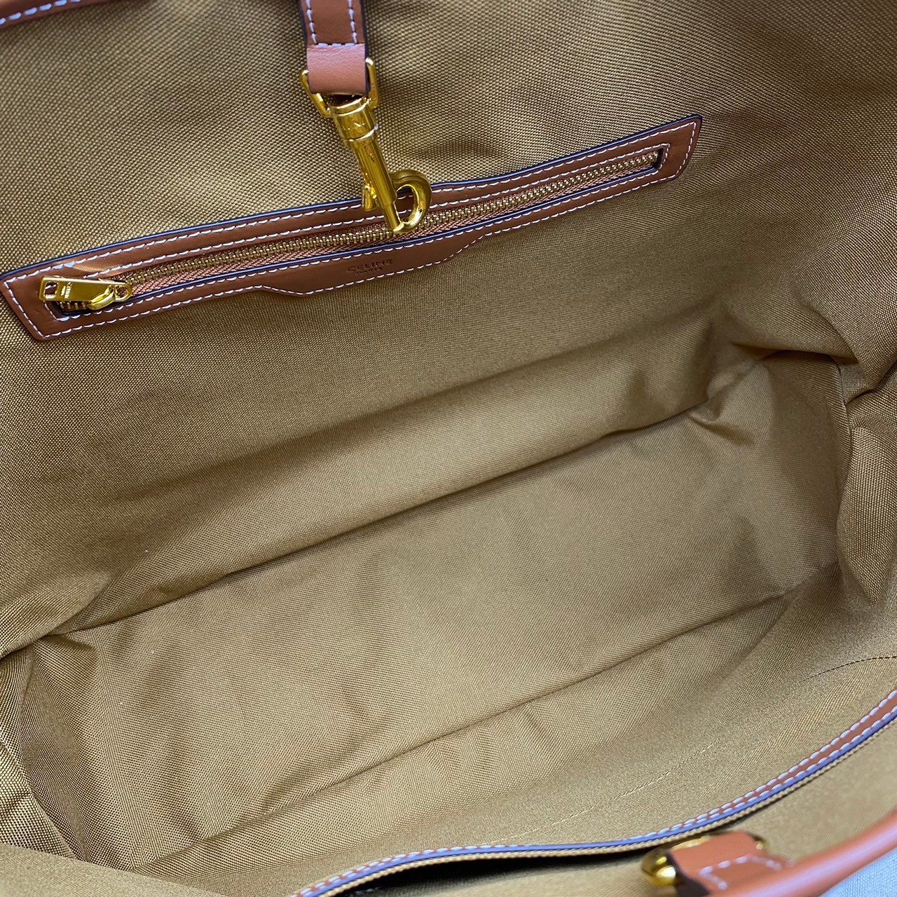 Large : Celine Triomphe Tote Handbag / Celine Tote Bag / Celine Delightful Monogram Tote พร้อมส่ง กระเป๋าถือใบใหญ่ พร้อมสายสะพายถอดได้ เป็นอีกหนึ่งใบที่คุ้มค่าคุ้มราคามากสำหรับสาวๆที่ชอบพกพาสิ่งของเยอะ