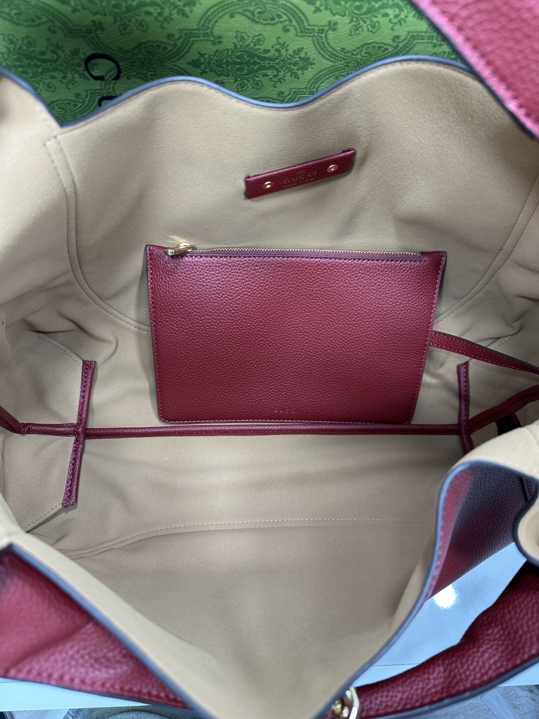 Gucci Softbit maxi shoulder bag โฉมใหม่ล่าสุด กับกระเป๋าสะพายรูปทรงใหม่เรียบหรูด้วยหนังลายเกรน ใบใหญ่จุใจพร้อมใบลูกเข้าเซ็ท ตกแต่งอะไหล่ Horsebit ครึ่งรูปขนาดใหญ่ด้านหน้าสวยหรูโดดเด่น สวยผู้ดี ดารา เซเลปใช้กันเพียบ