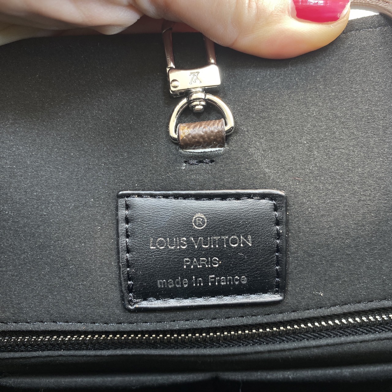 LV Onthego Tote Bag 35cm กระเป๋าทรงโท้ทใบใหญ่ งานหนังเรียบเต็มใบ สวยเรียบง่ายคลาสสิก เพิ่มความโดดเด่นที่หูจับด้วยแคนวาสลายโมโนแกรม ที่ใครเห็นต้องเป็นคลั่งรัก ยอดฮิต คลาสสิค ผู้ดี หรูหราได้ทุกลุค ทุกสไตล์