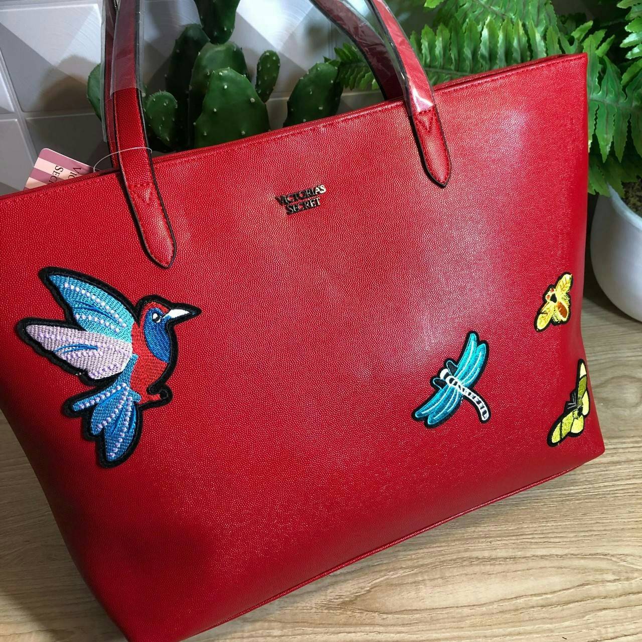 Victoria’s Secret Tote Bag 2019 กระเป๋าถือหรือสะพายลายหนังคาเวียร์ สวยด้านหน้าประดับด้วยโลโก้ ตัวกระเป๋าแต่งด้วยลายปักสวยเก๋ ปากกระเป๋าเปิดปิดด้วยซิปสะดวกใช้ ภายในมีช่องโล่งและช่องเล็กไว้แบ่งเก็บของ ใส่หนังสือ เอกสาร A4 Notebook ipad กระเป๋าสตางค์ ของใช้ไ