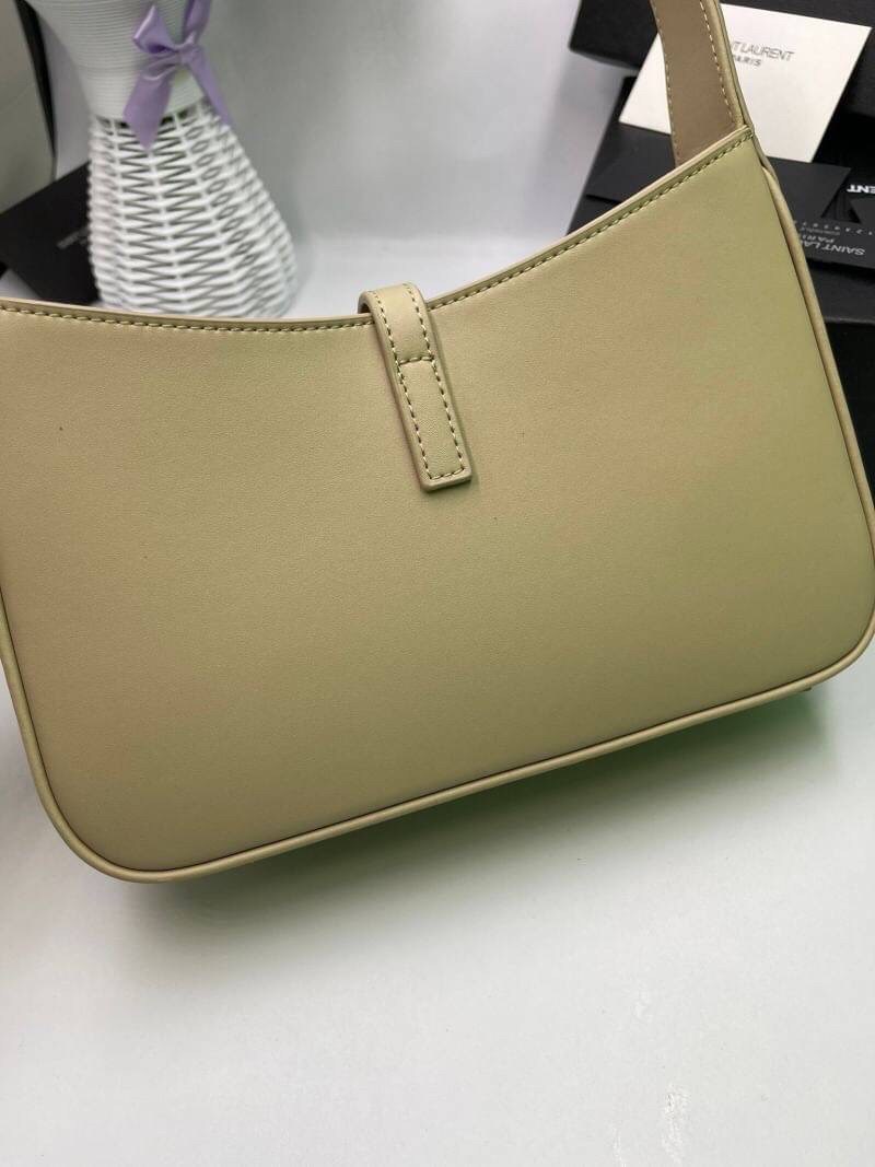 3สี VIP GIFT 】หนังแท้ Saint Laurent Le 5 à 7 Leather Hobo Bag รุ่นยอดนิยม รุ่นหายาก รุ่นที่สาวๆตามหา ใบนี้เลย!! สวยหรู กระเป๋าสะพายไหล่ ดีไซน์อยู่ทรง คลาสสิคแฝงความหรูด้วยโลโก้สีทองอร่ามโดดเด่น วัสดุหนังเรียบ สาวๆที่รออยู่ต้องรีบจัด รีบมีเป็นของตัวเองกันน